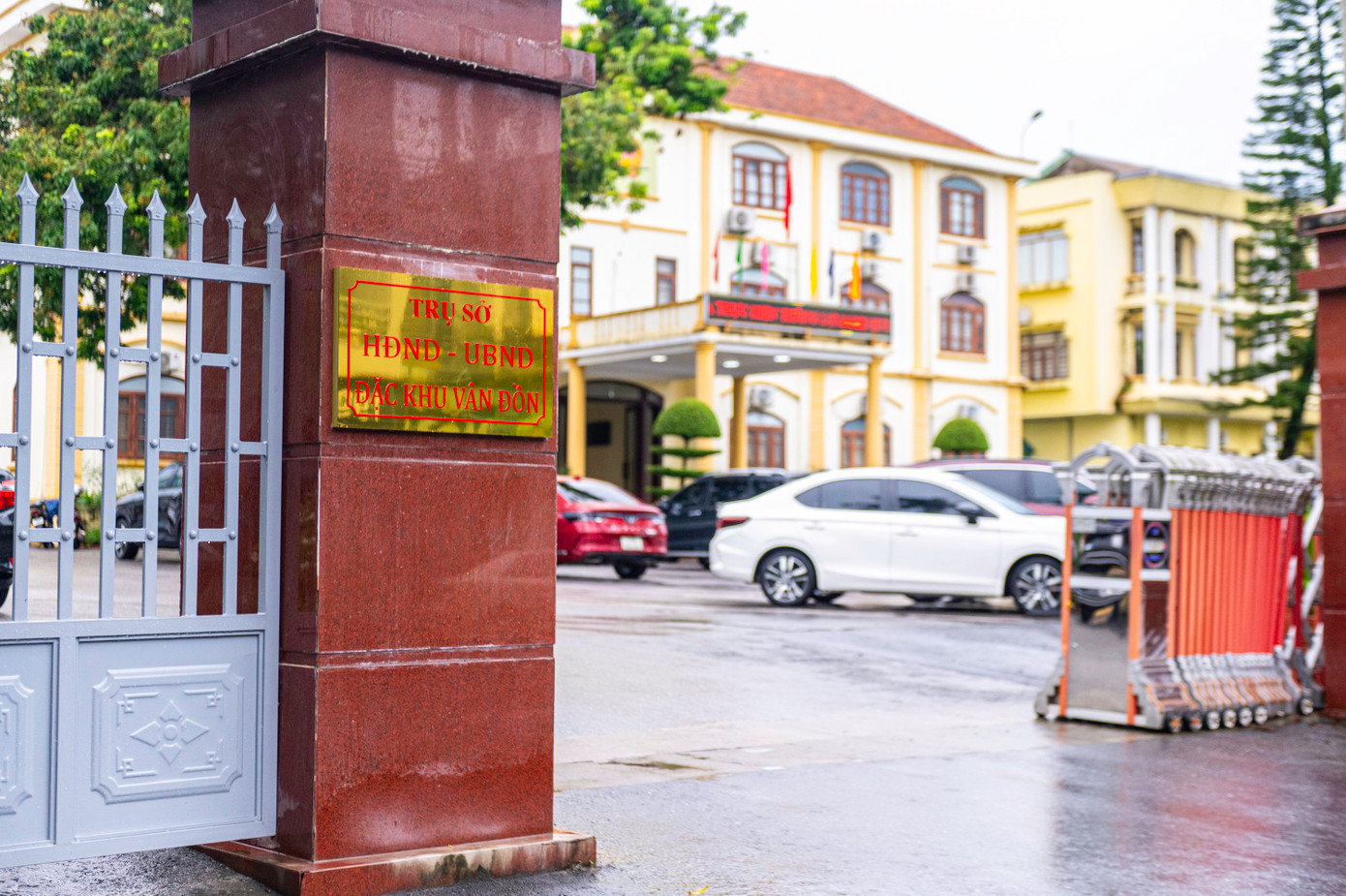 Thực hiện Nghị quyết số 1679/NQ-UBTVQH15 của UBTVQH về việc sắp xếp các đơn vị hành chính cấp xã của tỉnh Quảng Ninh năm 2025, đặc khu Vân Đồn được thành lập trên cơ sở sắp xếp toàn bộ diện tích tự nhiên, quy mô dân số của thị trấn Cái Rồng và các xã Bản Sen, Bình Dân, Đài Xuyên, Đoàn Kết, Đông Xá, Hạ Long, Minh Châu, Ngọc Vừng, Quan Lạn, Thắng Lợi, Vạn Yên. Trụ sở hành chính của Đặc khu Vân Đồn được đặt tại trụ sở huyện Vân Đồn, trung tâm thị trấn Cái Rồng cũ.