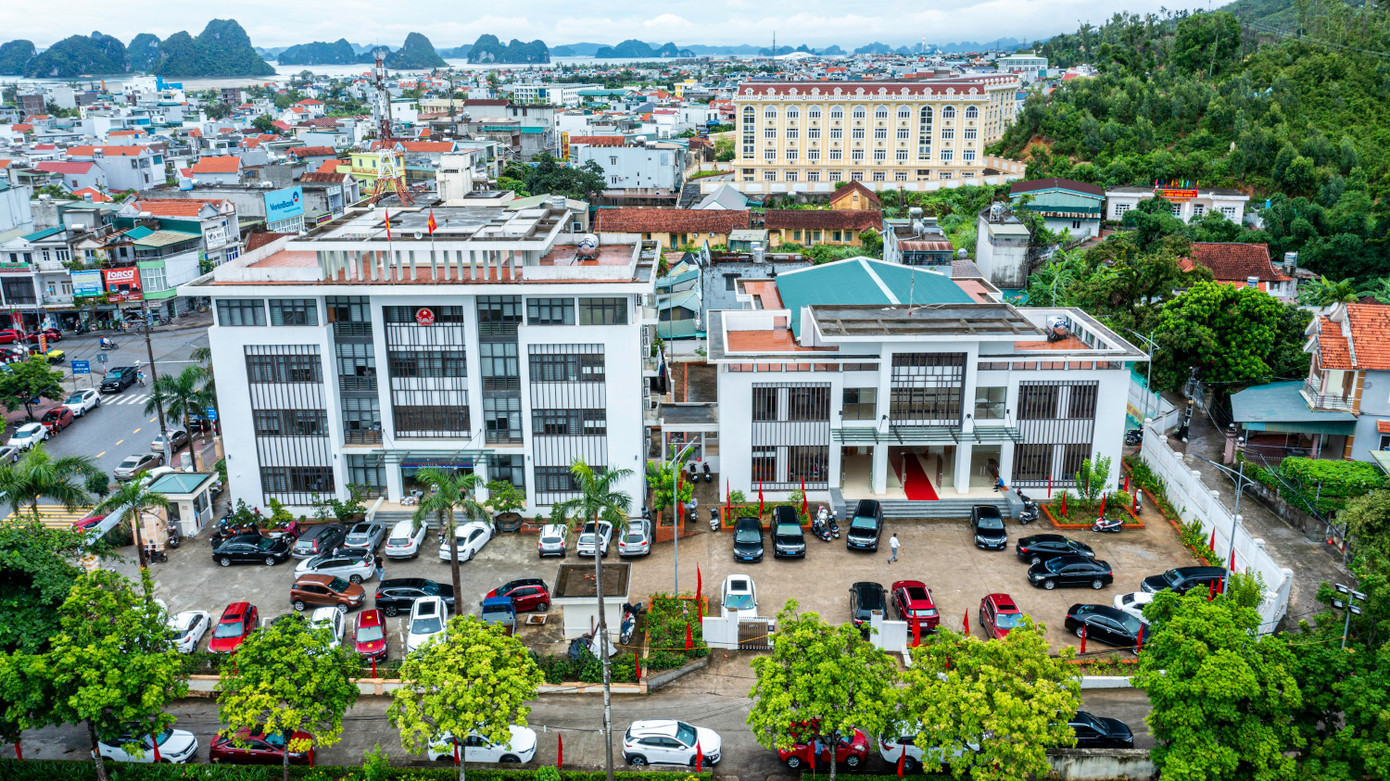 Thực hiện Nghị quyết số 1679/NQ-UBTVQH15 của UBTVQH về việc sắp xếp các đơn vị hành chính cấp xã của tỉnh Quảng Ninh năm 2025, đặc khu Vân Đồn được thành lập trên cơ sở sắp xếp toàn bộ diện tích tự nhiên, quy mô dân số của thị trấn Cái Rồng và các xã Bản Sen, Bình Dân, Đài Xuyên, Đoàn Kết, Đông Xá, Hạ Long, Minh Châu, Ngọc Vừng, Quan Lạn, Thắng Lợi, Vạn Yên. Trụ sở hành chính của Đặc khu Vân Đồn được đặt tại trụ sở huyện Vân Đồn, trung tâm thị trấn Cái Rồng cũ.