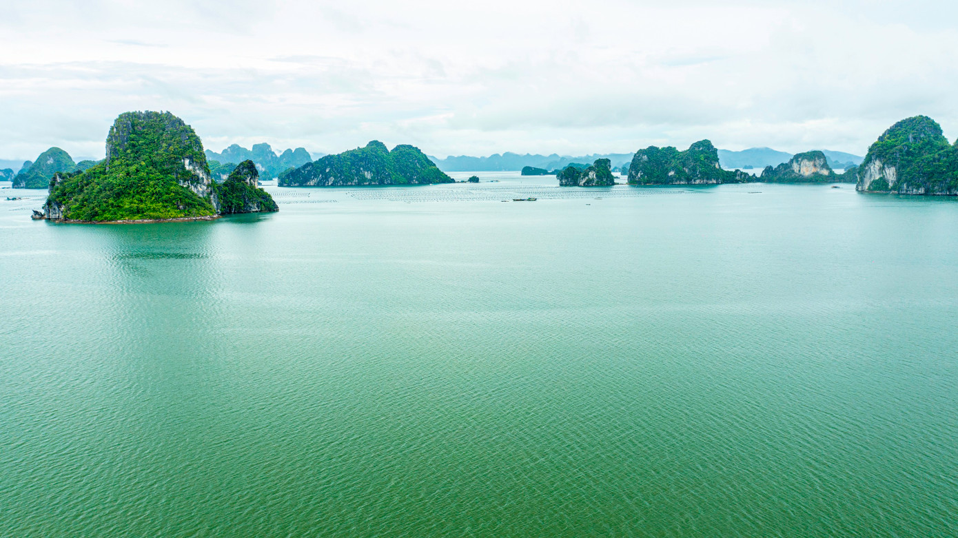 Ngoài ra, đặc khu Vân Đồn sở hữu vịnh Bái Tử Long được tỉnh Quảng Ninh định hướng phát triển thành trung tâm du lịch biển đảo mới của Quảng Ninh với các địa danh nổi tiếng như Ngọc Vừng, Quan Lạn, Minh Châu, Thắng Lợi... Tháng 3/2025 vừa qua, tỉnh Quảng Ninh chính thức khai trương tuyến tham quan vịnh Bái Tử Long xuất phát từ Đặc Khu Vân Đồn đi các điểm như hòn Mèo May Mắn, đảo Bản Se, hang Nhà Trò, hang Phất Cờ, khu nuôi trồng ngọc (hòn Đá Đen), đảo Minh Châu, bãi tắm Cái Lim, điểm neo đậu nghỉ đêm Máng Hà…