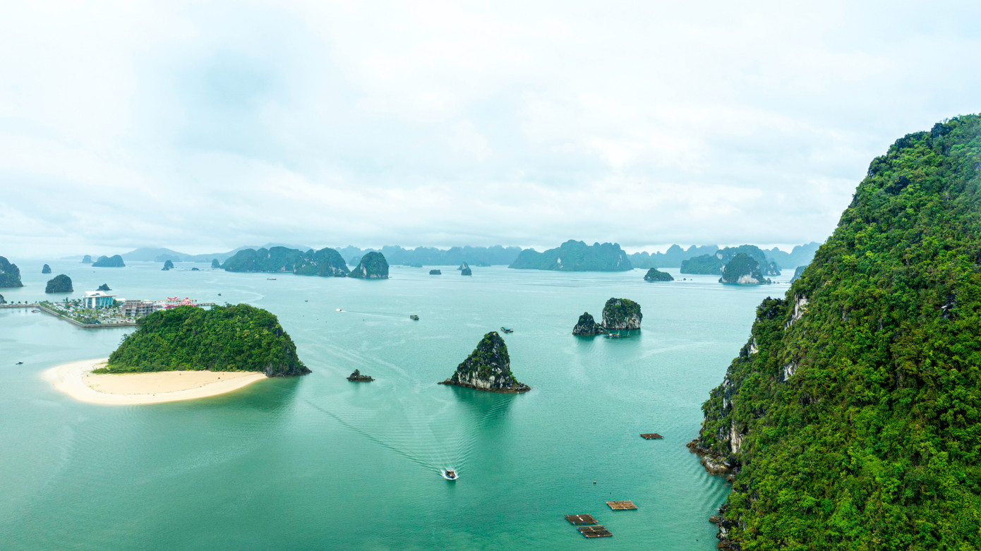 Đặc khu Vân Đồn nằm ở phía Đông và Đông Nam của tỉnh Quảng Ninh, bao gồm một quần đảo với hơn 600 hòn đảo lớn nhỏ. Nơi đây có cảnh quan thiên nhiên đa dạng, hệ thống núi đá, núi đất trù phú, rừng nguyên sinh, bãi cát và bãi tắm đẹp. Với cảnh quan thiên nhiên tuyệt đẹp của các hòn đảo, đặc khu Vân Đồn đang được định hình trở thành một trung tâm du lịch cao cấp.