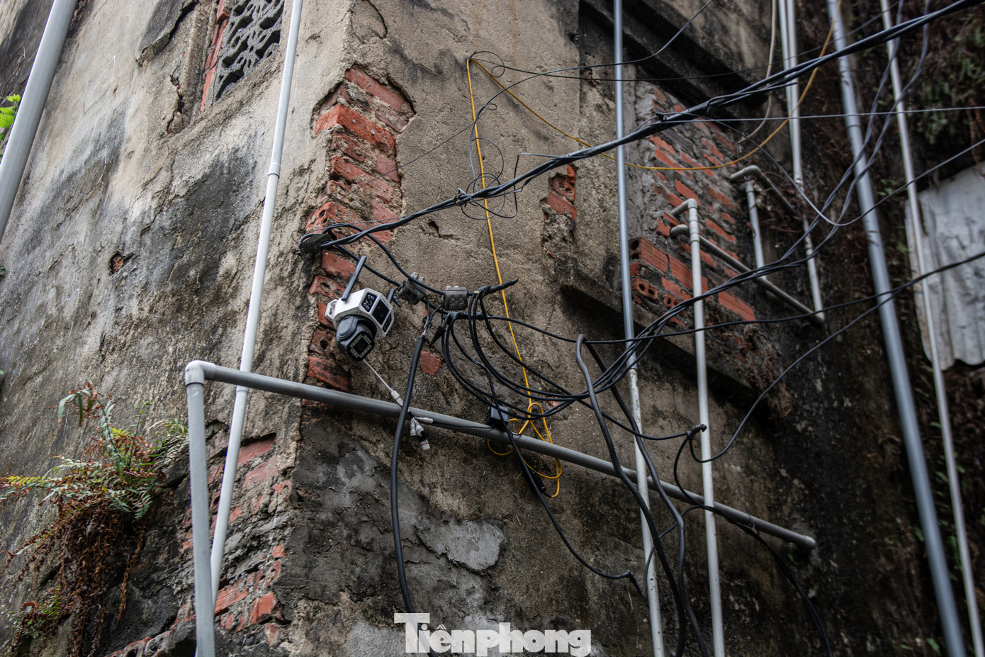 Do hạ tầng bên trong có tuổi đời hàng chục năm đã hư hỏng hoàn toàn nên người dân phải cải tạo bằng cách nối ống nước và đi dây điện chằng chịt xung quanh tòa nhà.