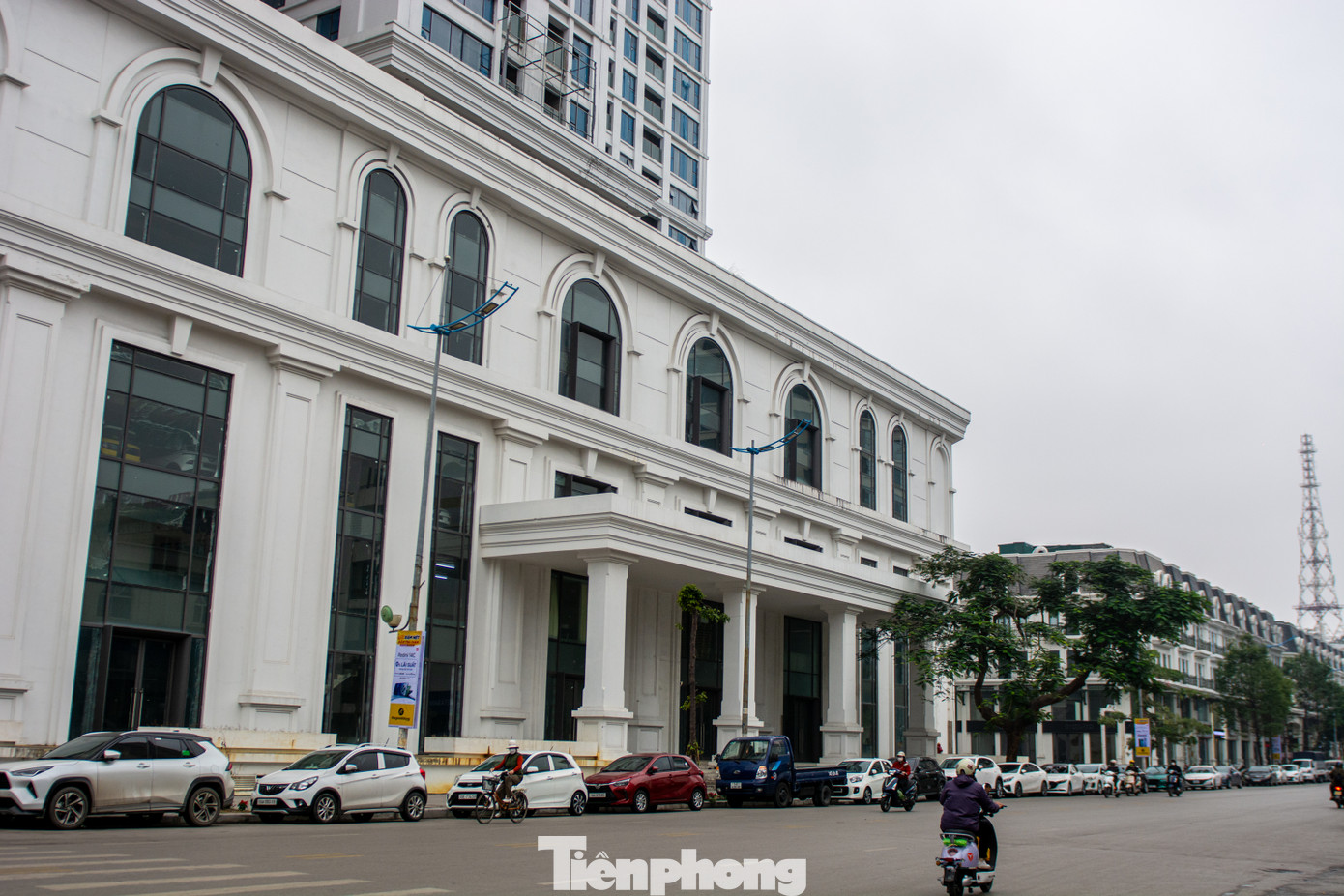 Thời gian qua, TP Hạ Long tổ chức cải tạo hàng loạt chung cư cũ xuống cấp nằm tại phường Trần Hưng Đạo và Bạch Đằng, những tòa tháp chung cư mới hiện đại mọc lên góp phần tạo diện mạo khang trang, hiện đại cho đô thị thành phố và giải quyết nhu cầu chỗ ở cho người dân.