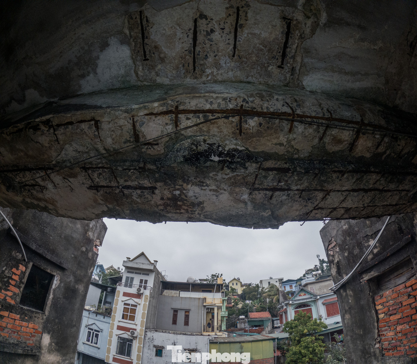 Sau đó, Sở Xây dựng tổ chức kiểm tra và đã ban hành thông báo kết luận kiểm định chất lượng 6 công trình trên đều thuộc nguy hiểm cấp D, khả năng chịu lực của kết cấu không đáp ứng điều kiện sử dụng, nhà xuất hiện tình trạng nguy hiểm tổng thể.