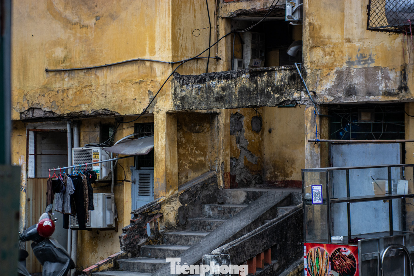 Ở một chung cư cấp D khác nằm trên địa bàn phường Bạch Đằng, tình trạng xuống cấp mất an toàn cũng đang diễn ra.