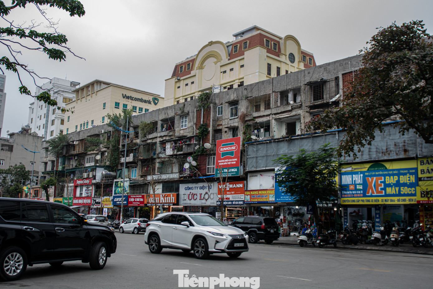 Theo đó trên địa bàn thành phố đang tồn tại 6 chung cư, khu tập thể bị đưa vào diện phải xử lý gồm: Nhà 2 tầng mỏ than Hà Tu (phường Hà Tu); chung cư 4 tầng sau Trường THPT Hòn Gai (phường Hồng Hải); chung cư 5 tầng Bạch Long; chung cư 5 tầng Lán Bè; lô A và lô C khu tập thể Bệnh viện Đa khoa tỉnh (phường Bạch Đằng).