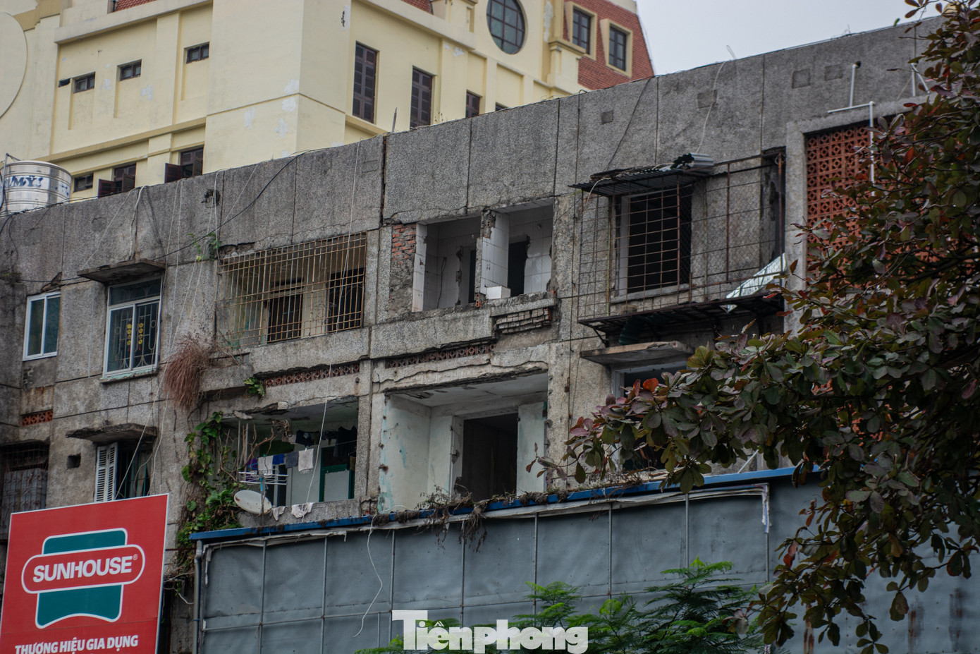Những chung cư, khu tập thể này có tuổi đời trên 40 năm đều xây dựng từ giai đoạn 1970-1980, hiện xuống cấp nghiêm trọng.