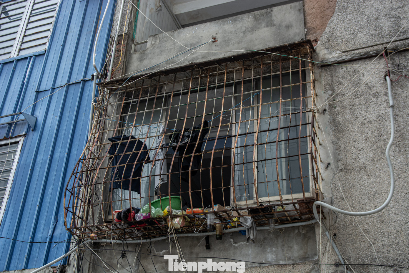 Ngoài ra, những công trình này đều xuất hiện tình trạng người dân tự ý cơi nới, cải tạo xây dựng và lắp đặt hàng loạt rào sắt ở ban công, cửa sổ gây khó khăn cho công tác cứu hộ, cứu nạn khi xảy ra thiên tai, đặc biệt là hỏa hoạn.