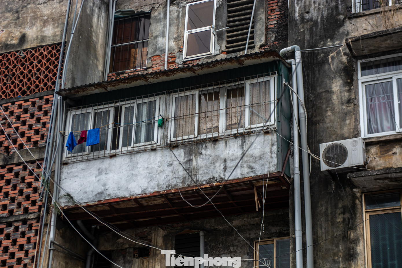 Ngoài ra, những công trình này đều xuất hiện tình trạng người dân tự ý cơi nới, cải tạo xây dựng và lắp đặt hàng loạt rào sắt ở ban công, cửa sổ gây khó khăn cho công tác cứu hộ, cứu nạn khi xảy ra thiên tai, đặc biệt là hỏa hoạn.