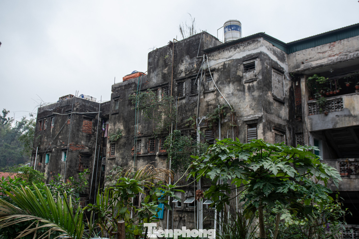 Ghi nhận của PV báo Tiền Phong tại Khu chung cư 4 tầng sau Trường THPT Hòn Gai, chung cư này đang có dấu hiệu xuống cấp nặng.