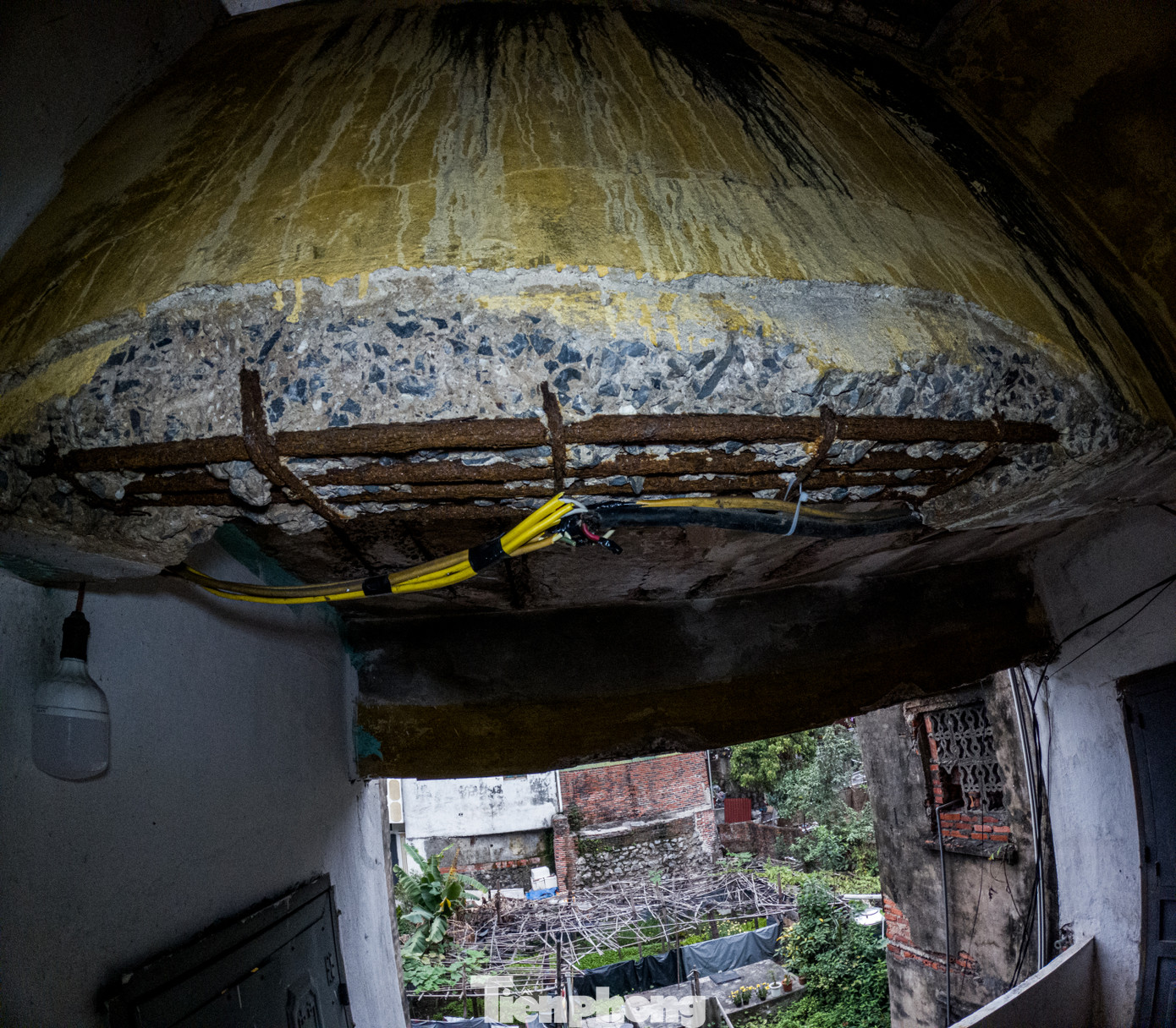 Sau đó, Sở Xây dựng tổ chức kiểm tra và đã ban hành thông báo kết luận kiểm định chất lượng 6 công trình trên đều thuộc nguy hiểm cấp D, khả năng chịu lực của kết cấu không đáp ứng điều kiện sử dụng, nhà xuất hiện tình trạng nguy hiểm tổng thể.