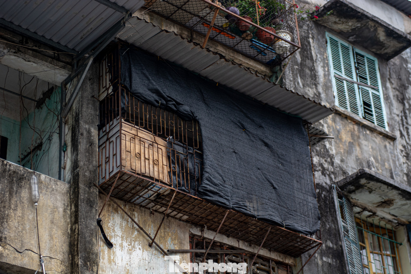 Ngoài ra, những công trình này đều xuất hiện tình trạng người dân tự ý cơi nới, cải tạo xây dựng và lắp đặt hàng loạt rào sắt ở ban công, cửa sổ gây khó khăn cho công tác cứu hộ, cứu nạn khi xảy ra thiên tai, đặc biệt là hỏa hoạn.