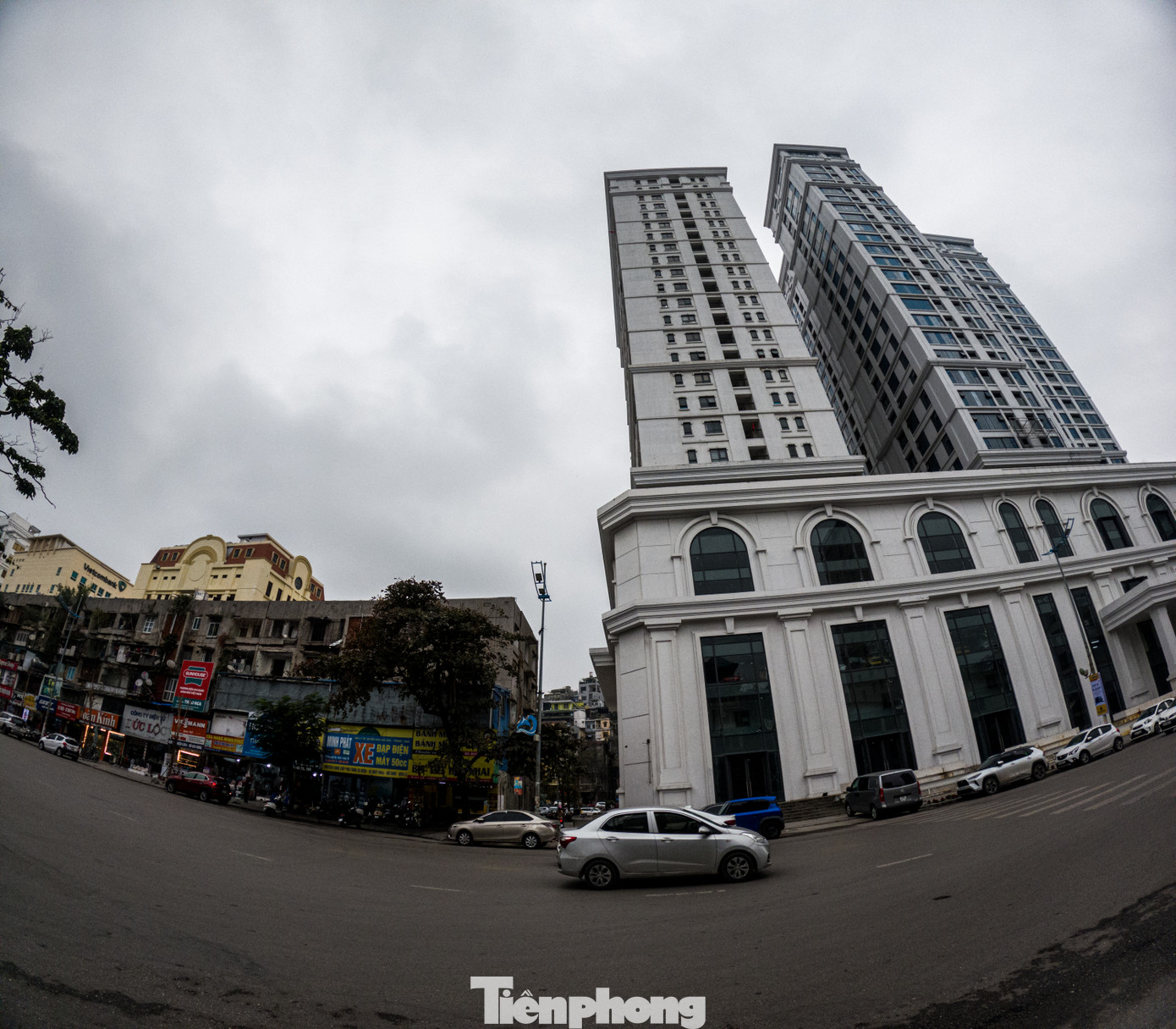 Hiện tại, UBND TP Hạ Long đang báo cáo UBND tỉnh Quảng Ninh xem xét, chấp thuận chủ trương và chỉ đạo các đơn vị chức năng hướng dẫn, tạm ứng nguồn ngân sách thực hiện GPMB đối với chung cư 5 tầng Lán Bè, khu đất Công ty CP Dược - Vật tư y tế Quảng Ninh, các hộ dân xen kẹp, phương án xử lý tài sản công với trụ sở một số cơ quan đơn vị, lô A và lô C khu tập thể Bệnh viện Đa khoa tỉnh và Nhà văn hóa khu 5B (phường Bạch Đằng) để tạo quỹ đất sạch, tổ chức bán đấu giá cho nhà đầu tư quan tâm thực hiện dự án theo định hướng quy hoạch phân khu 1, hoàn trả tiền cho NSNN đã ứng trước.