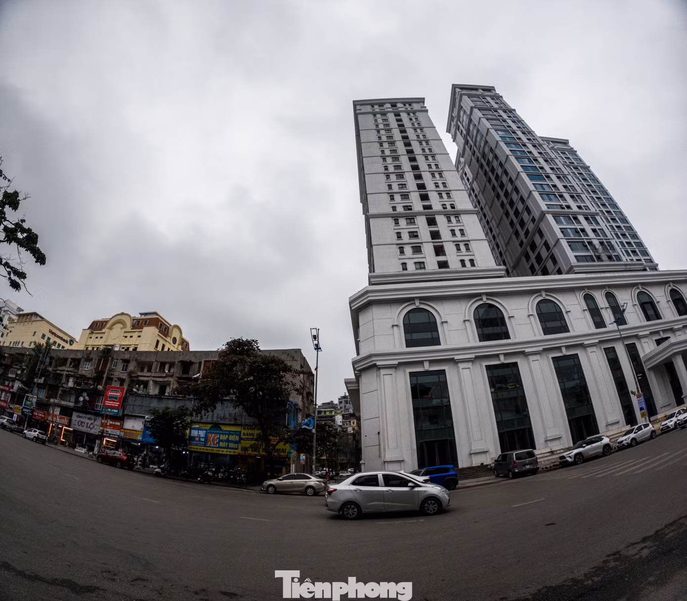Hiện tại, UBND TP Hạ Long đang báo cáo UBND tỉnh Quảng Ninh xem xét, chấp thuận chủ trương và chỉ đạo các đơn vị chức năng hướng dẫn, tạm ứng nguồn ngân sách thực hiện GPMB đối với chung cư 5 tầng Lán Bè, khu đất Công ty CP Dược - Vật tư y tế Quảng Ninh, các hộ dân xen kẹp, phương án xử lý tài sản công với trụ sở một số cơ quan đơn vị, lô A và lô C khu tập thể Bệnh viện Đa khoa tỉnh và Nhà văn hóa khu 5B (phường Bạch Đằng) để tạo quỹ đất sạch, tổ chức bán đấu giá cho nhà đầu tư quan tâm thực hiện dự án theo định hướng quy hoạch phân khu 1, hoàn trả tiền cho NSNN đã ứng trước.