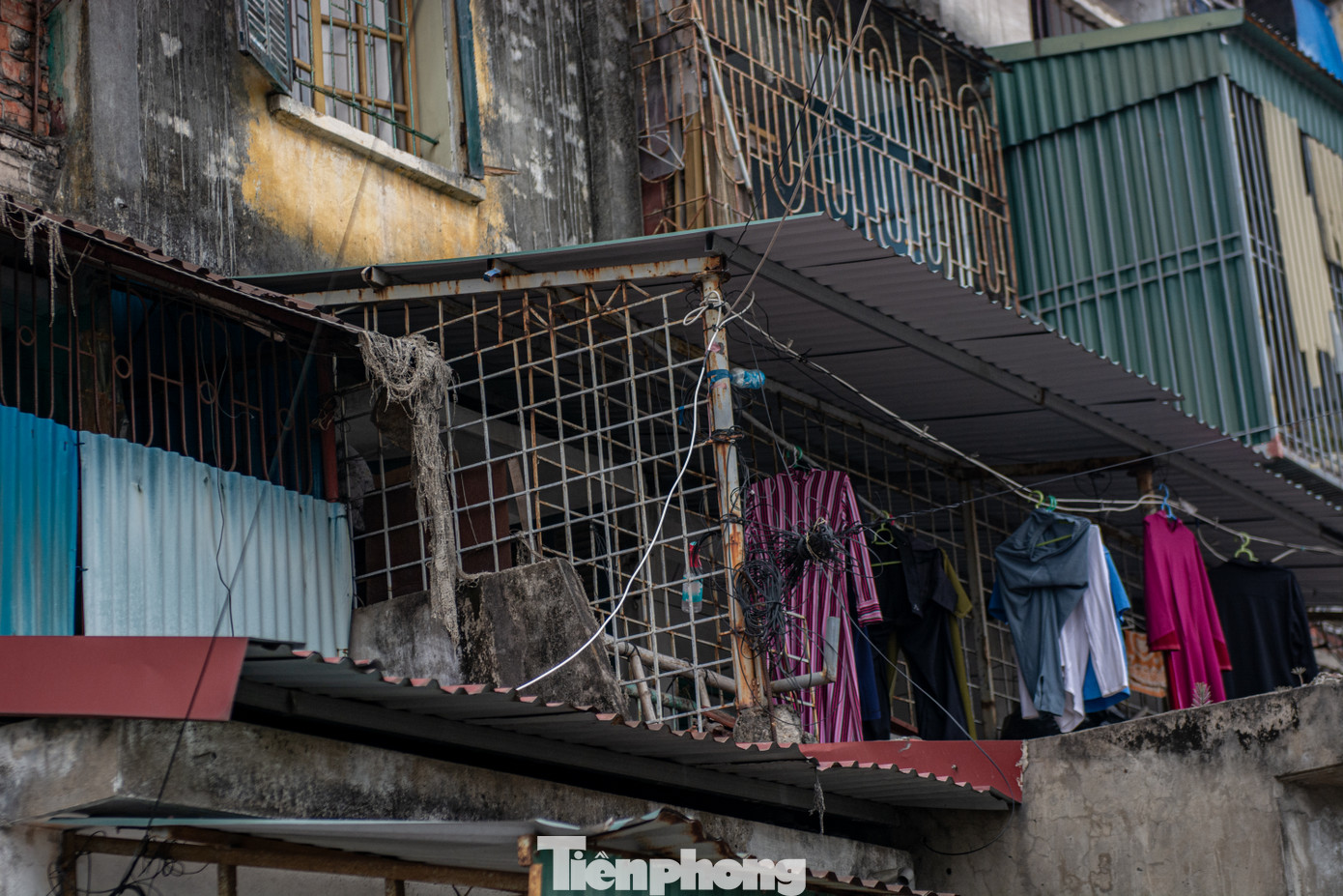 Ngoài ra, những công trình này đều xuất hiện tình trạng người dân tự ý cơi nới, cải tạo xây dựng và lắp đặt hàng loạt rào sắt ở ban công, cửa sổ gây khó khăn cho công tác cứu hộ, cứu nạn khi xảy ra thiên tai, đặc biệt là hỏa hoạn.