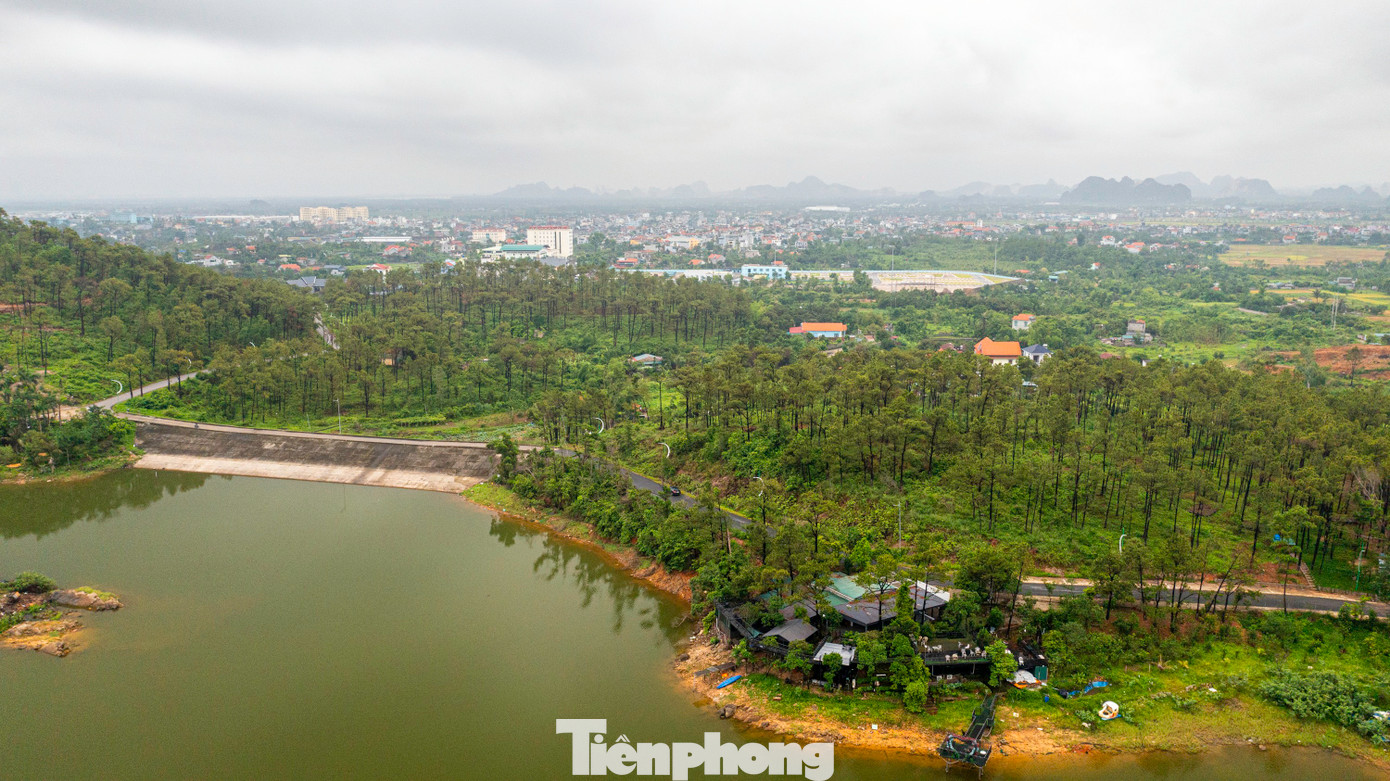 Phía Bắc của hồ là dãy đồi núi cao có tên gọi là Con Xà (đồi rắn) chạy song song với dãy Yên Tử. Bờ phía Nam là những đồi thấp hơn nên rất tiện lợi cho việc đi lại của du khách đến nghỉ, tham quan phong cảnh của hồ.