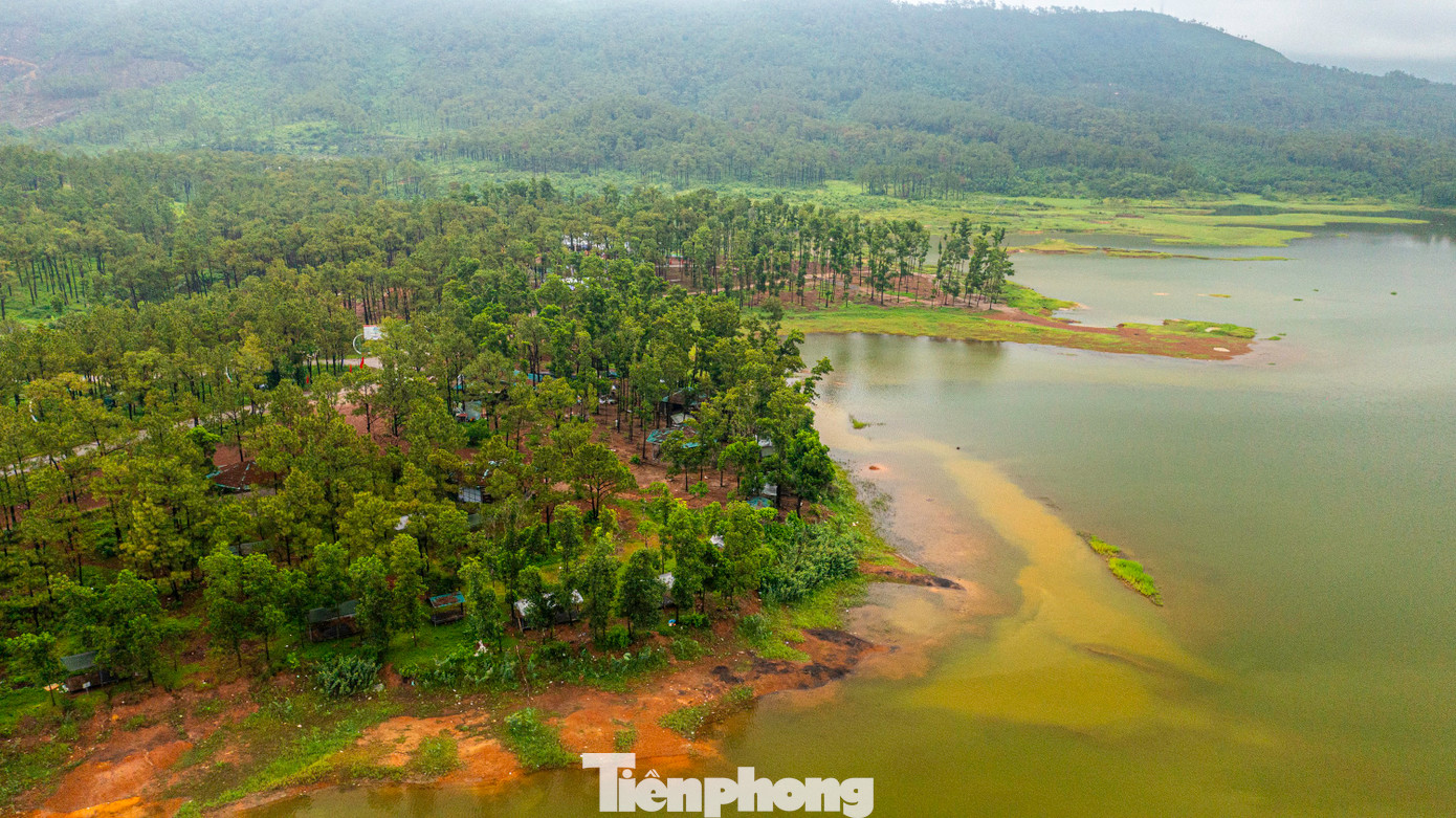 Với địa hình đa dạng, cảnh quan thiên nhiên tươi đẹp, Quảng Ninh có nhiều lợi thế để phát triển các sân golf đẳng cấp quốc tế, qua đó, góp phần thu hút khách du lịch, nhất là dòng khách cao cấp. Các sân golf sở hữu những lợi thế cảnh quan riêng biệt, tạo sự mới lạ và trải nghiệm độc đáo cho du khách, giúp hành trình chinh phục các sân golf tại Quảng Ninh hấp dẫn hơn.