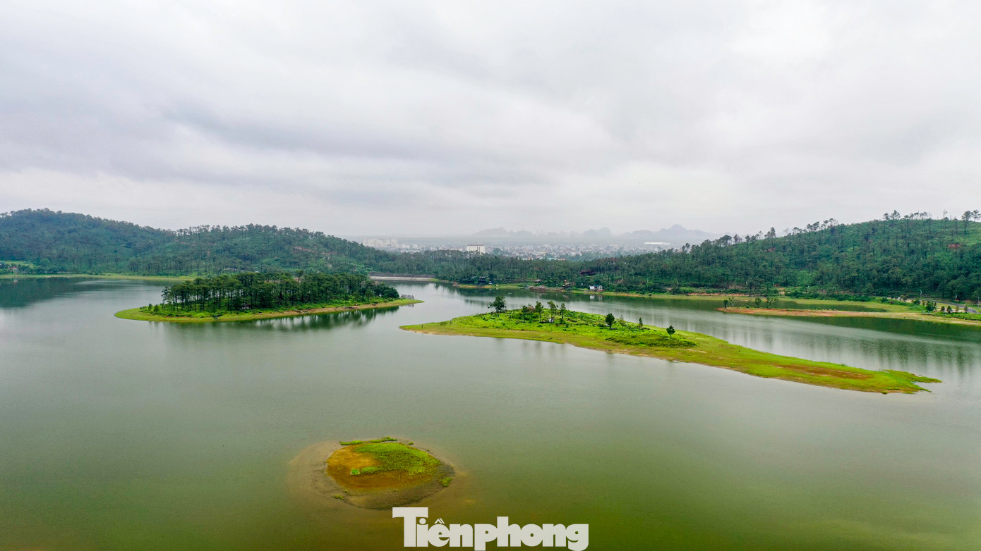 Phía Bắc của hồ là dãy đồi núi cao có tên gọi là Con Xà (đồi rắn) chạy song song với dãy Yên Tử. Bờ phía Nam là những đồi thấp hơn nên rất tiện lợi cho việc đi lại của du khách đến nghỉ, tham quan phong cảnh của hồ.