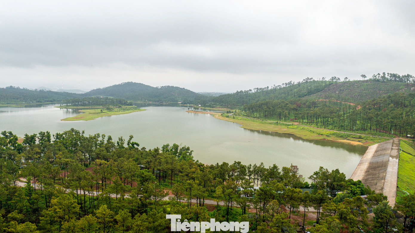 Hồ nằm trọn trong một thung lũng đồi núi bao quanh thuộc phường Yên Tử, tỉnh Quảng Ninh, đây được biết đến là một trong những hồ nước ngọt có diện tích lớn nhất trên địa bàn tỉnh (khoảng 100ha).