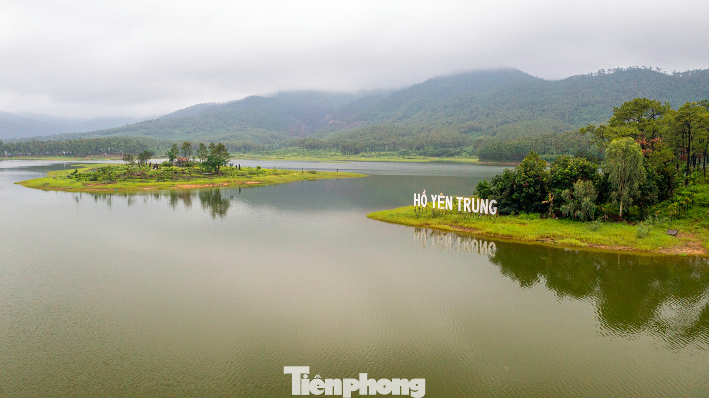 Từ lâu, hồ Yên Trung nổi tiếng với danh xưng "Đà Lạt thu nhỏ" nhờ không khí mát mẻ và trong lành.