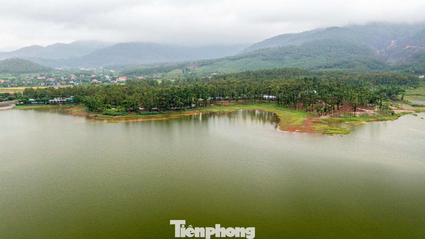 Đây là sân golf có vị trí đặc biệt khi nằm ngay khu vực rừng thông bên cạnh hồ Yên Trung.