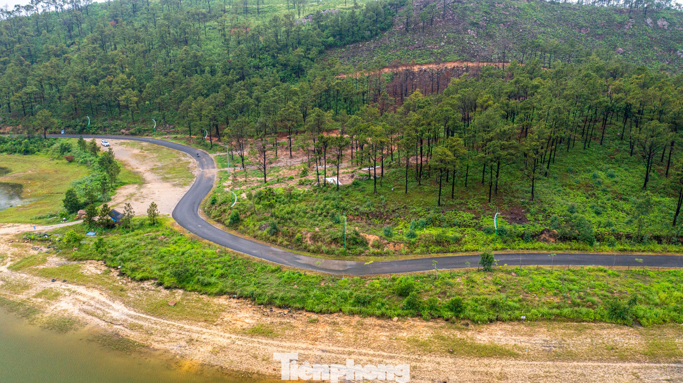 Vùng hồ có tổng diện tích tự nhiên 566,04 ha. Trong đó, diện tích mặt nước 55ha. Trong quần thể của Hồ có cụm công trình lưu niệm doanh nhân Bạch Thái Bưởi - Doanh nhân Việt Nam tiêu biểu đầu thế kỷ XX, di tích chùa Quốc Dưỡng. Ngày 30/12/2019, Khu Du lịch Hồ Yên Trung được công nhận là Khu du lịch cấp tỉnh theo Quyết định số 5538/QĐ-UBND.