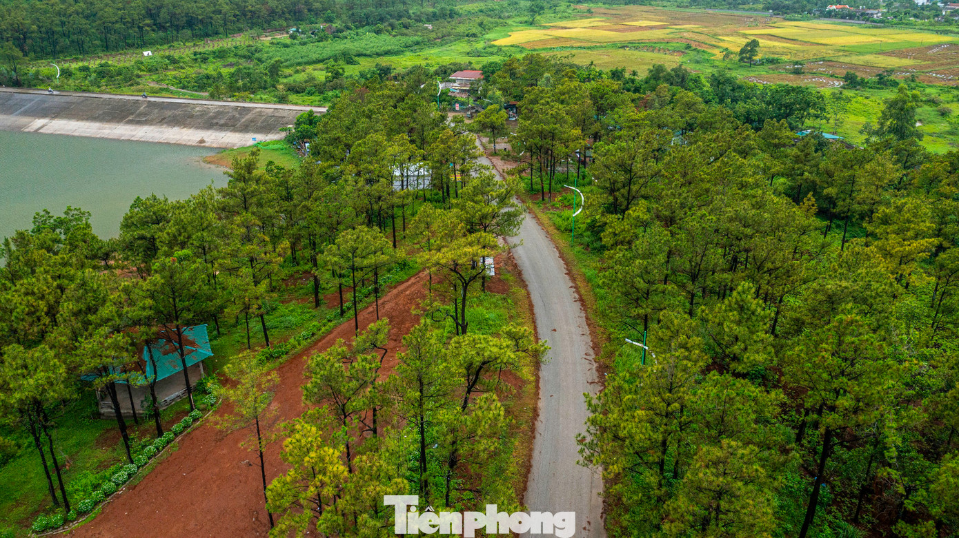 Đường đến hồ khá thuận tiện, có biển chỉ dẫn rõ ràng. Con đường dẫn vào hồ Yên Trung trập trùng những cánh rừng bạch đàn và thông mã vĩ cao vút xanh mướt trải dài, xua tan cái nóng nực của thời tiết, nên khi đặt chân đến đây, du khách sẽ có cảm giác mát mẻ, trong lành, giống như đang ở Đà Lạt.