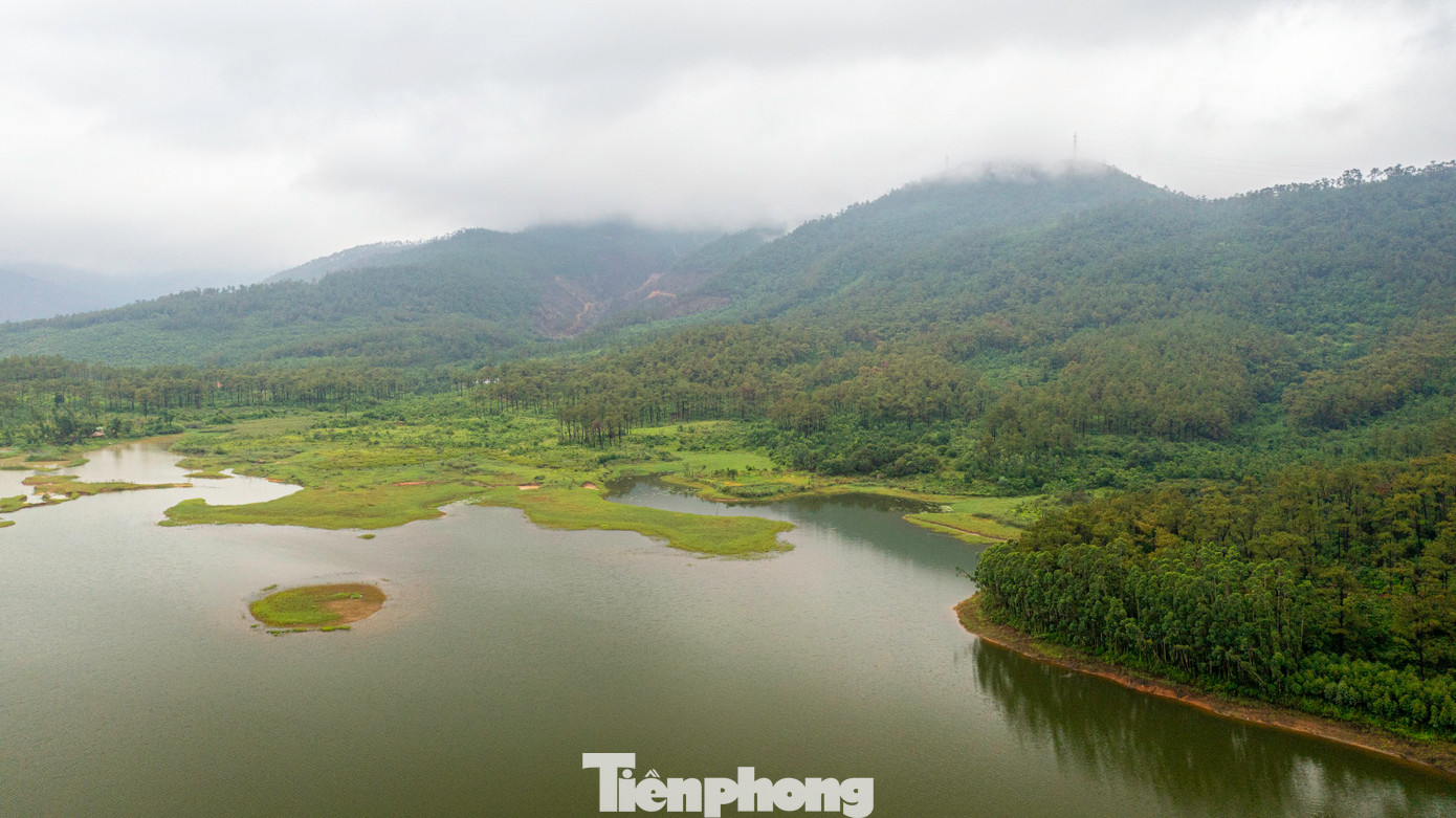 Phía Bắc của hồ là dãy đồi núi cao có tên gọi là Con Xà (đồi rắn) chạy song song với dãy Yên Tử. Bờ phía Nam là những đồi thấp hơn nên rất tiện lợi cho việc đi lại của du khách đến nghỉ, tham quan phong cảnh của hồ.