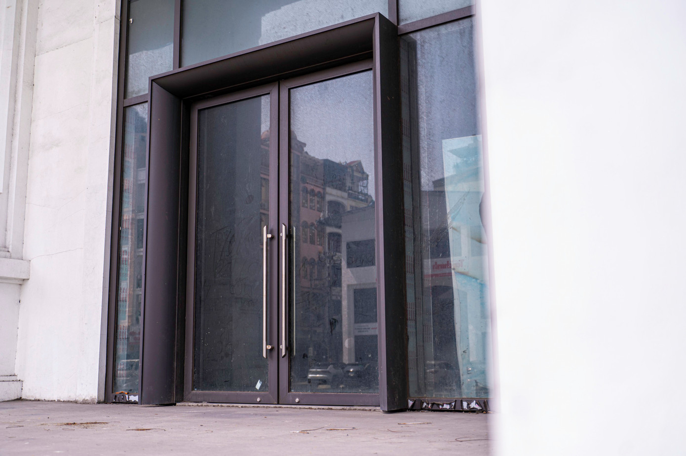 Sau 10 năm triển khai xây dựng, nhiều hạng mục của công trình như khu thương mại, khu kinh doanh tại tầng 1 vẫn trong tình trạng bỏ không. Sau 10 năm triển khai xây dựng, nhiều hạng mục của công trình như khu thương mại, khu kinh doanh tại tầng 1 vẫn trong tình trạng bỏ không.