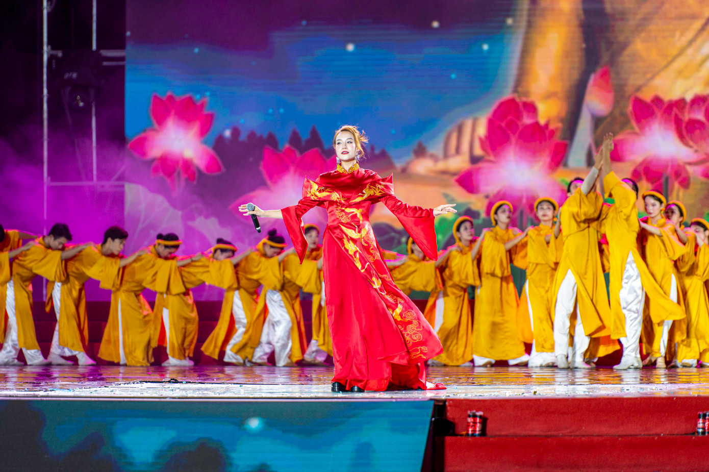 Ca sĩ Thu Thuỷ đã thổi hồn mình vào bài hát &quot;Cõi Thiêng&quot; (Linh thiêng Yên Tử), một sáng tác của nhạc sĩ Đỗ Hòa An, đưa người nghe lên đỉnh phù vân mây trắng, đắm mình trong không khí vừa linh thiêng, vừa thơ mộng của Yên Tử ngàn năm mây trắng.