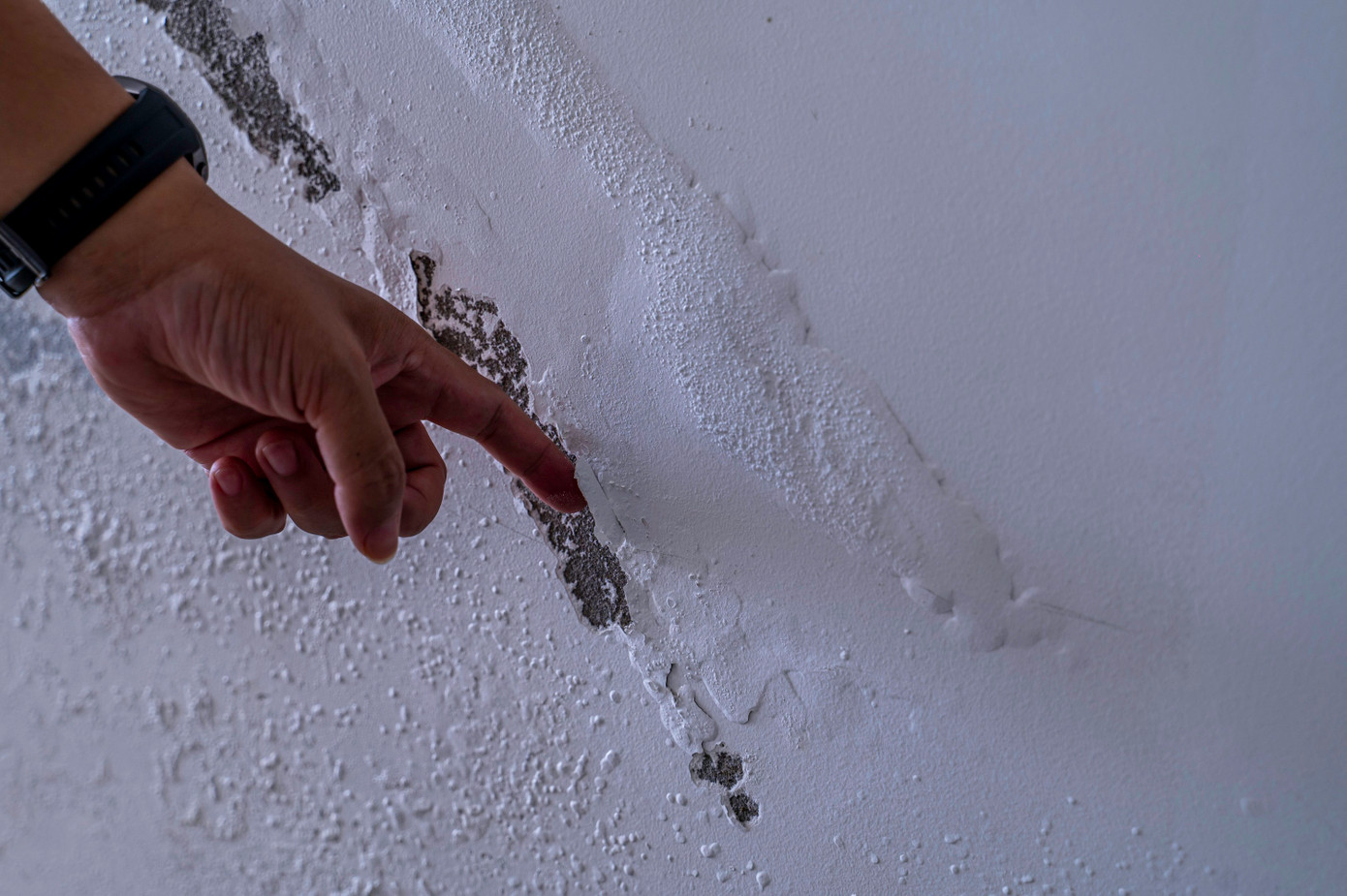 Chủ đầu tư đổ thừa cho việc chậm trễ làm sổ đỏ, nhưng công trình tòa tháp nơi hơn 200 hộ dân sinh sống đang có dấu hiệu xuống cấp, nứt và thấm dột. Chủ đầu tư đổ thừa cho việc chậm trễ làm sổ đỏ, nhưng công trình tòa tháp nơi hơn 200 hộ dân sinh sống đang có dấu hiệu xuống cấp, nứt và thấm dột.