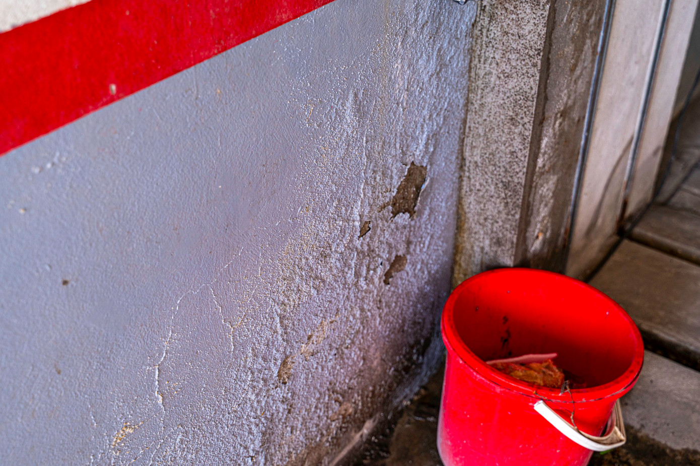 Chủ đầu tư đổ thừa cho việc chậm trễ làm sổ đỏ, nhưng công trình tòa tháp nơi hơn 200 hộ dân sinh sống đang có dấu hiệu xuống cấp, nứt và thấm dột. Chủ đầu tư đổ thừa cho việc chậm trễ làm sổ đỏ, nhưng công trình tòa tháp nơi hơn 200 hộ dân sinh sống đang có dấu hiệu xuống cấp, nứt và thấm dột.