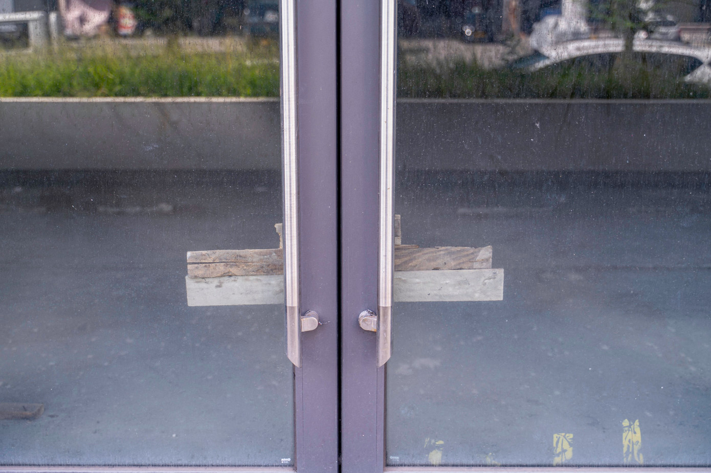 Sau 10 năm triển khai xây dựng, nhiều hạng mục của công trình như khu thương mại, khu kinh doanh tại tầng 1 vẫn trong tình trạng bỏ không. Sau 10 năm triển khai xây dựng, nhiều hạng mục của công trình như khu thương mại, khu kinh doanh tại tầng 1 vẫn trong tình trạng bỏ không.