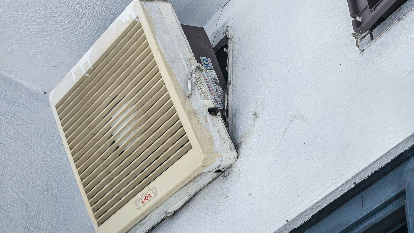 Chủ đầu tư đổ thừa cho việc chậm trễ làm sổ đỏ, nhưng công trình tòa tháp nơi hơn 200 hộ dân sinh sống đang có dấu hiệu xuống cấp, nứt và thấm dột. Chủ đầu tư đổ thừa cho việc chậm trễ làm sổ đỏ, nhưng công trình tòa tháp nơi hơn 200 hộ dân sinh sống đang có dấu hiệu xuống cấp, nứt và thấm dột.