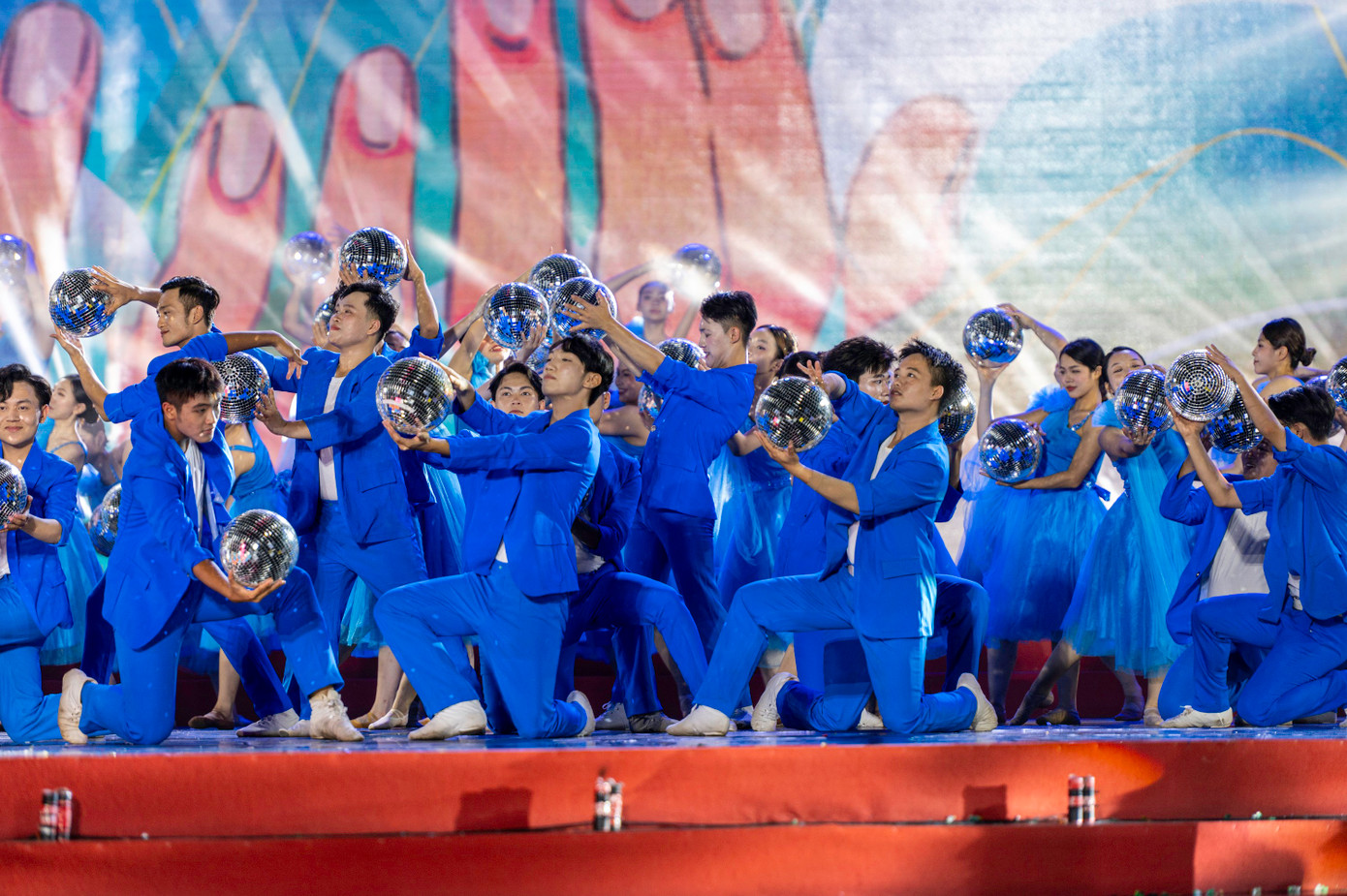 Bằng sân khấu hoành tráng, kết hợp âm thanh, ánh sáng và sự đầu tư bài bản cho các tiết mục đã mang đến cho người dân Quảng Ninh và khách du lịch món ăn tinh thần vào ngày đầu tiên Quảng Ninh thực hiện mô hình chính quyền hai cấp.