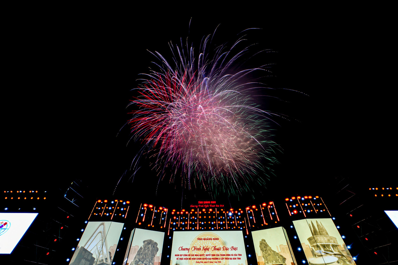 Kết thúc chương trình là màn pháo hoa tầm cao rực rỡ kéo dài 15 phút, mang đến những cảm xúc hân hoan và gửi gắm những kỳ vọng về một kỷ nguyên phát triển mới của tỉnh, của đất nước.