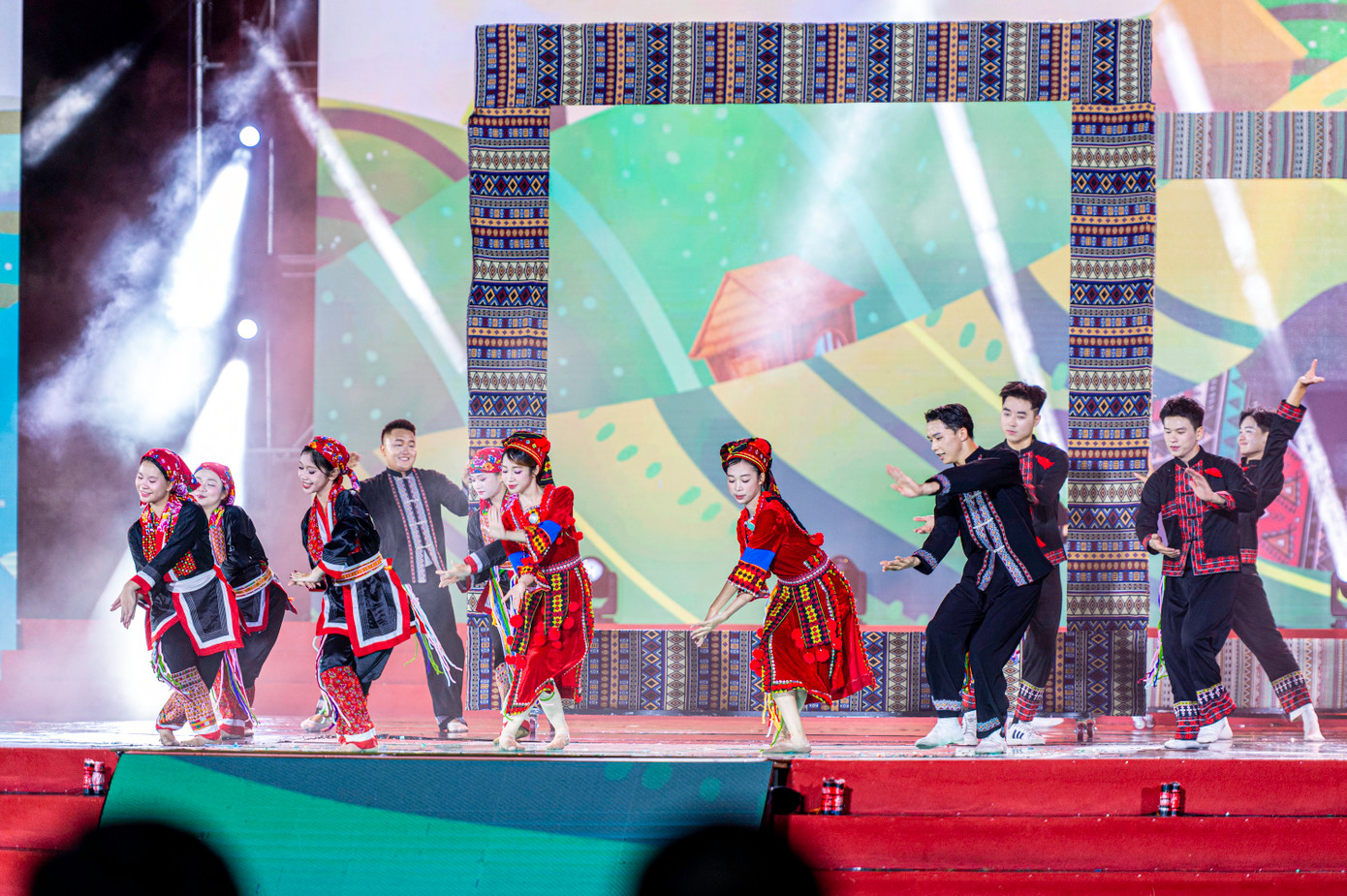Sắc màu rực rỡ của các dân tộc Quảng Ninh được đưa lên sân khấu của chương trình nghệ thuật.