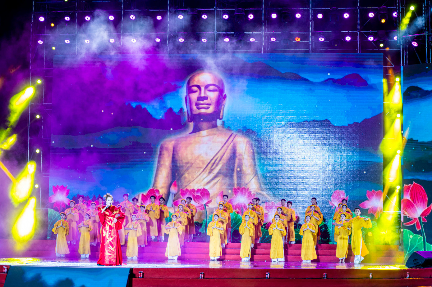 Ca sĩ Thu Thuỷ đã thổi hồn mình vào bài hát &quot;Cõi Thiêng&quot; (Linh thiêng Yên Tử), một sáng tác của nhạc sĩ Đỗ Hòa An, đưa người nghe lên đỉnh phù vân mây trắng, đắm mình trong không khí vừa linh thiêng, vừa thơ mộng của Yên Tử ngàn năm mây trắng.