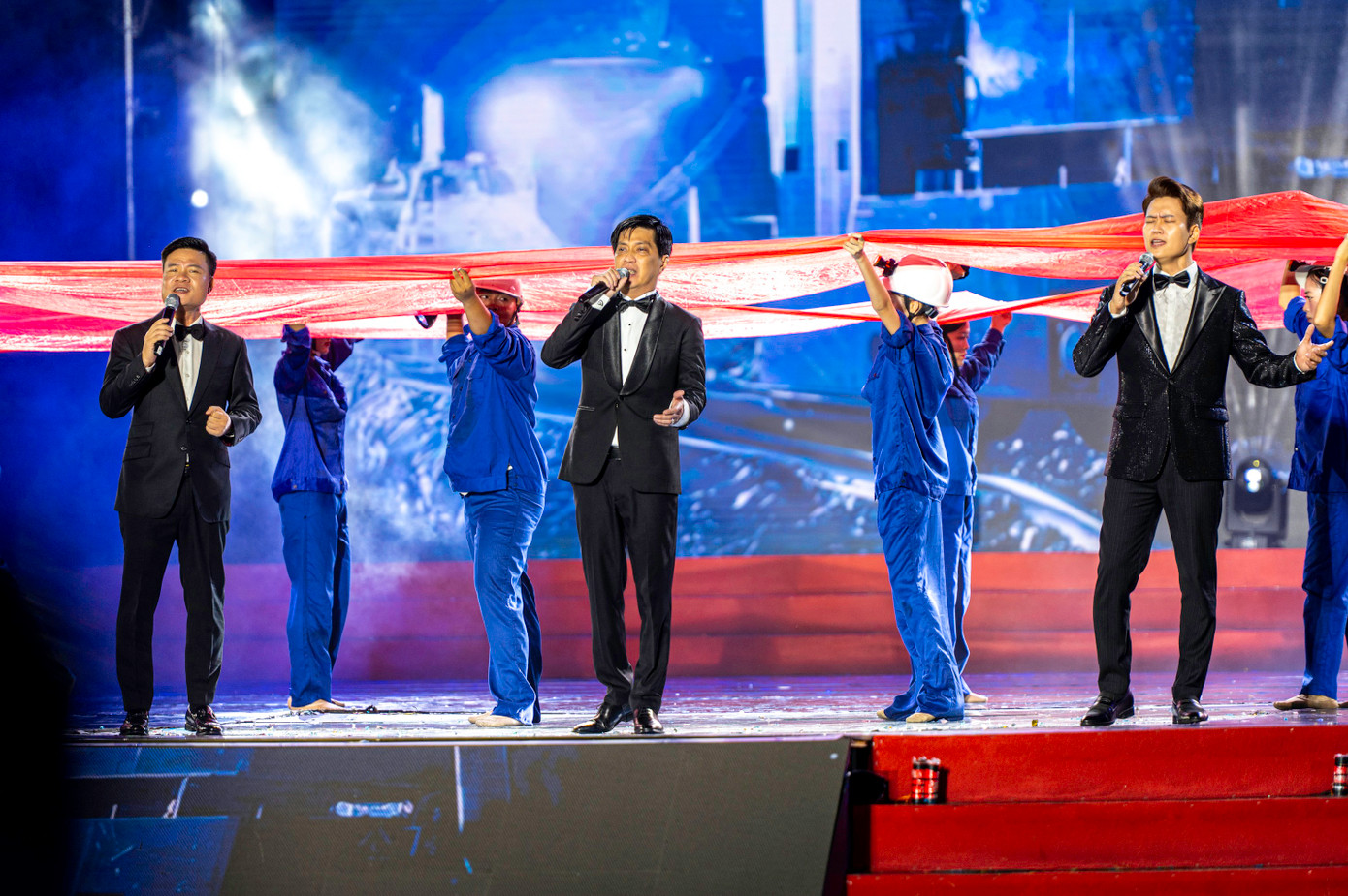 Tam ca nam Hoàng Tùng, Tuấn Anh, Minh Quân một lần nữa thể hiện ca khúc bất hủ của Vùng Mỏ Quảng Ninh: &quot;Tình ca thợ mỏ&quot;, một sáng tác của nhạc sĩ Hoàng Vân.