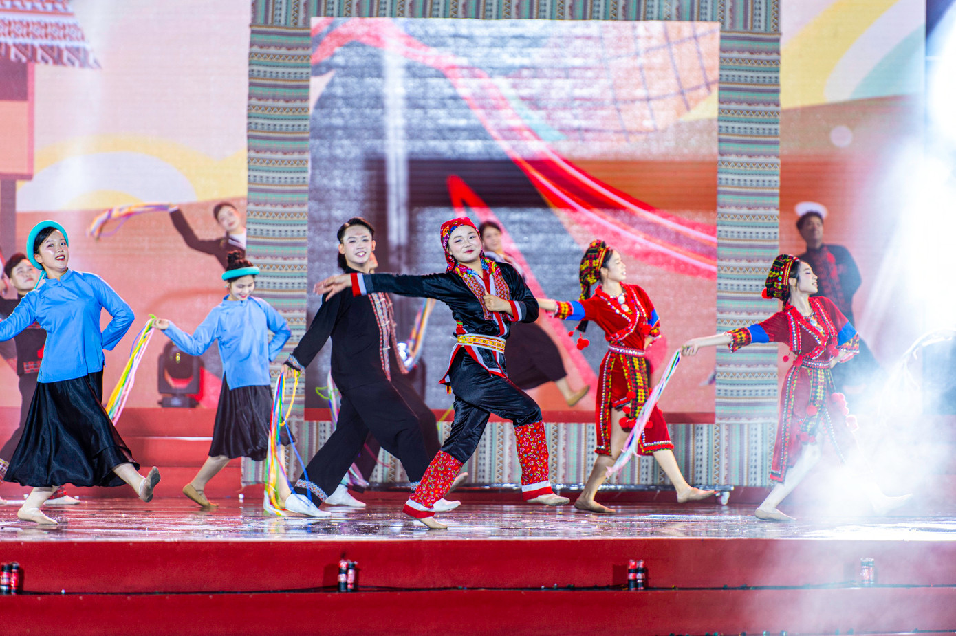 Sắc màu rực rỡ của các dân tộc Quảng Ninh được đưa lên sân khấu của chương trình nghệ thuật.