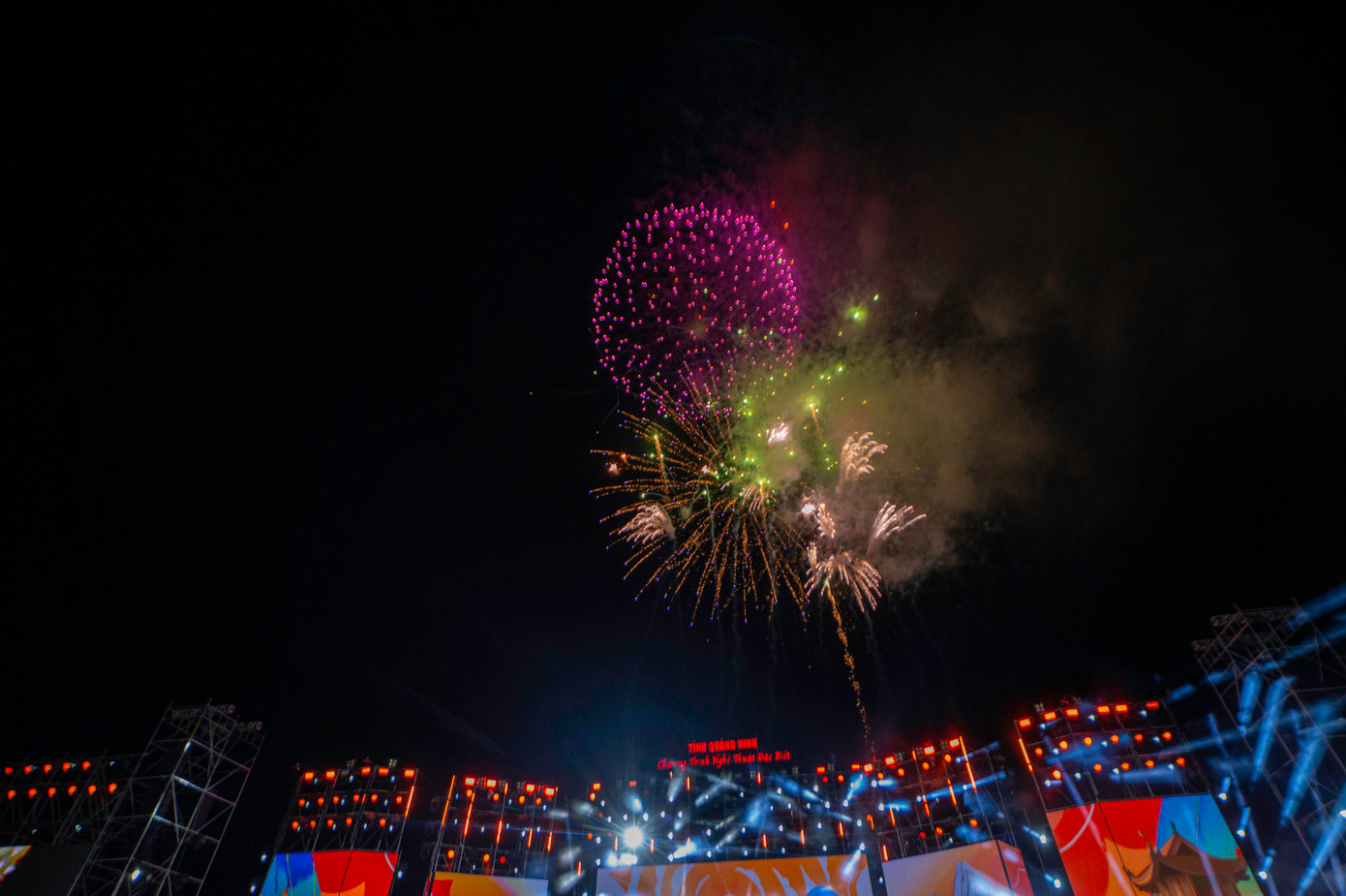 Kết thúc chương trình là màn pháo hoa tầm cao rực rỡ kéo dài 15 phút, mang đến những cảm xúc hân hoan và gửi gắm những kỳ vọng về một kỷ nguyên phát triển mới của tỉnh, của đất nước.
