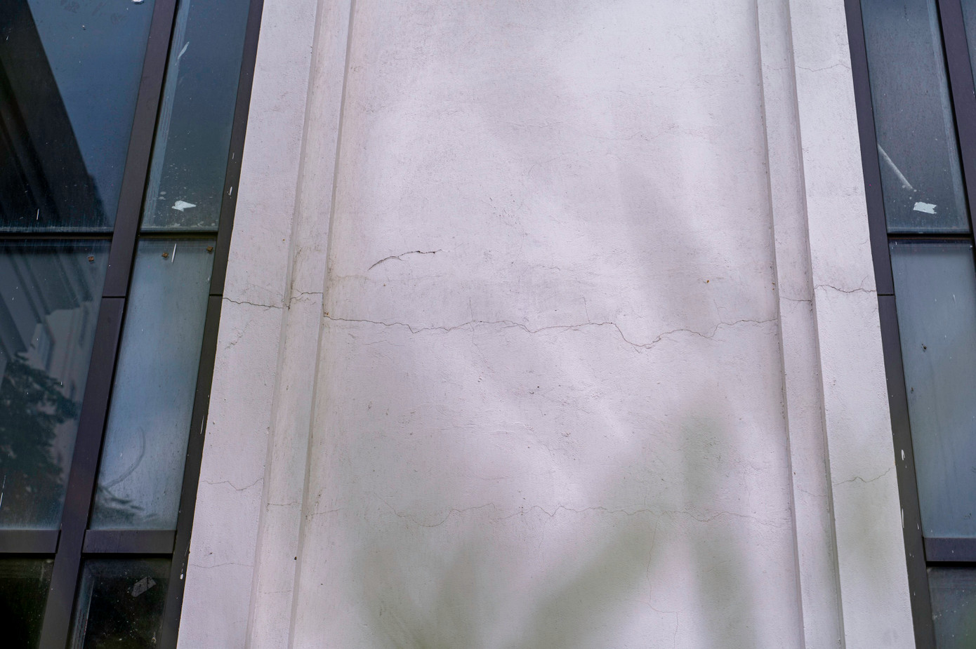 Chủ đầu tư đổ thừa cho việc chậm trễ làm sổ đỏ, nhưng công trình tòa tháp nơi hơn 200 hộ dân sinh sống đang có dấu hiệu xuống cấp, nứt và thấm dột. Chủ đầu tư đổ thừa cho việc chậm trễ làm sổ đỏ, nhưng công trình tòa tháp nơi hơn 200 hộ dân sinh sống đang có dấu hiệu xuống cấp, nứt và thấm dột.