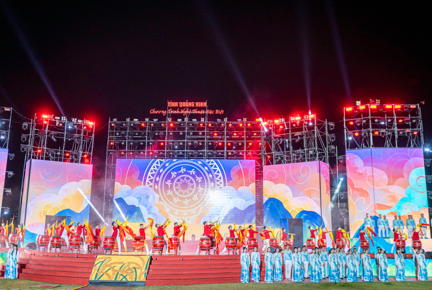 Chương trình nghệ thuật có sự tham gia của gần 500 nghệ sĩ, diễn viên, trong đó có nhiều ca sĩ, nghệ sĩ nổi tiếng của Quảng Ninh và Việt Nam: NSƯT Đăng Dương, NSƯT Hoàng Tùng, các ca sĩ Đông Hùng, Ngọc Anh, Đỗ Tố Hoa, Tuấn Anh, Tô Minh Thắng, Thu Thủy, Minh Quân, Minh Thúy, Ram C, nhóm Oplus….