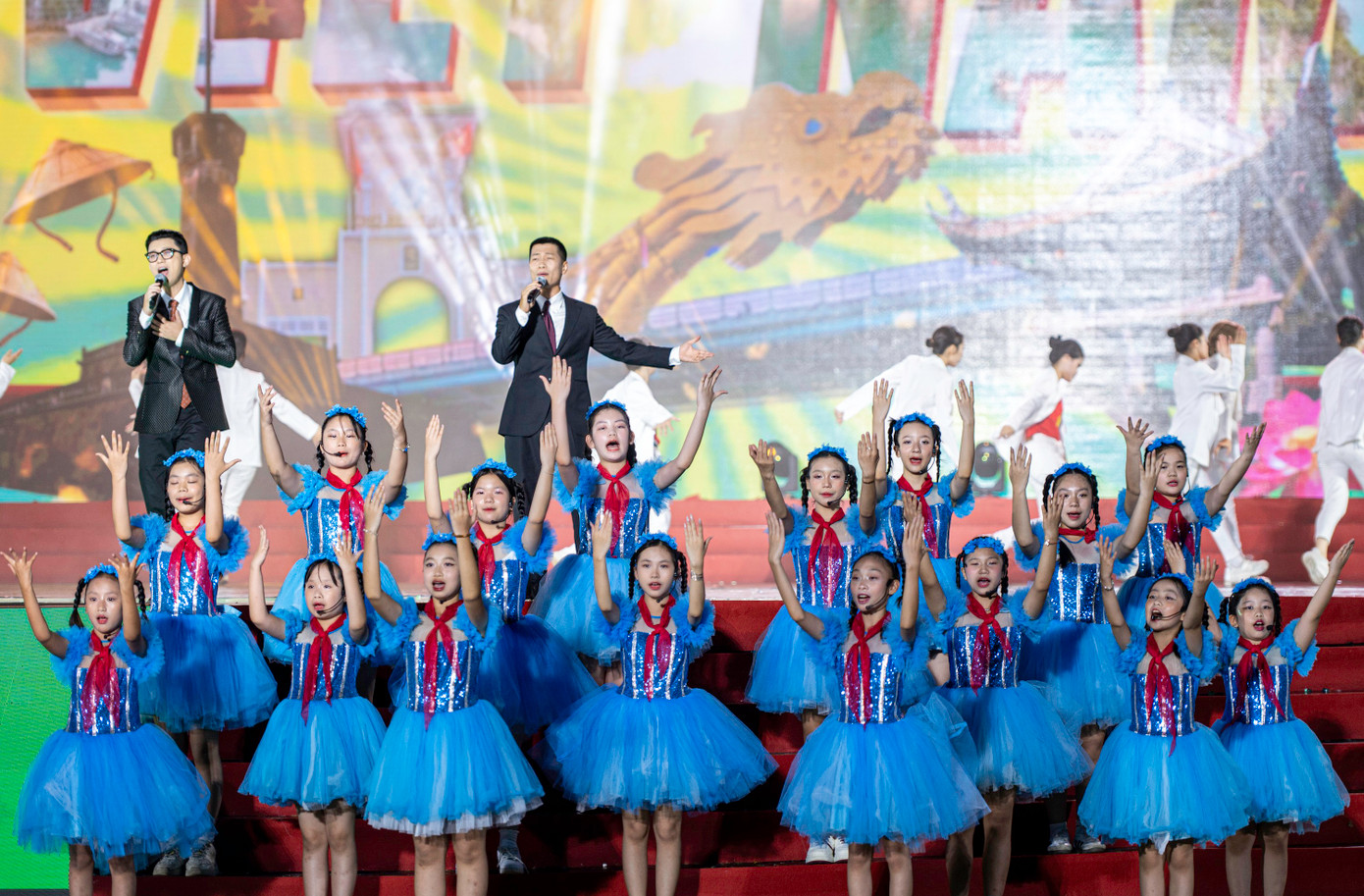 Việc sắp xếp tổ chức bộ máy, thực hiện đơn vị hành chính chính quyền 2 cấp là bước đi chiến lược, thể hiện quyết tâm chính trị cao và tư duy đổi mới sâu sắc của Đảng, Nhà nước và của cả hệ thống chính trị Quảng Ninh - nơi chính quyền và nhân dân đồng hành, cải cách vì sự phát triển.