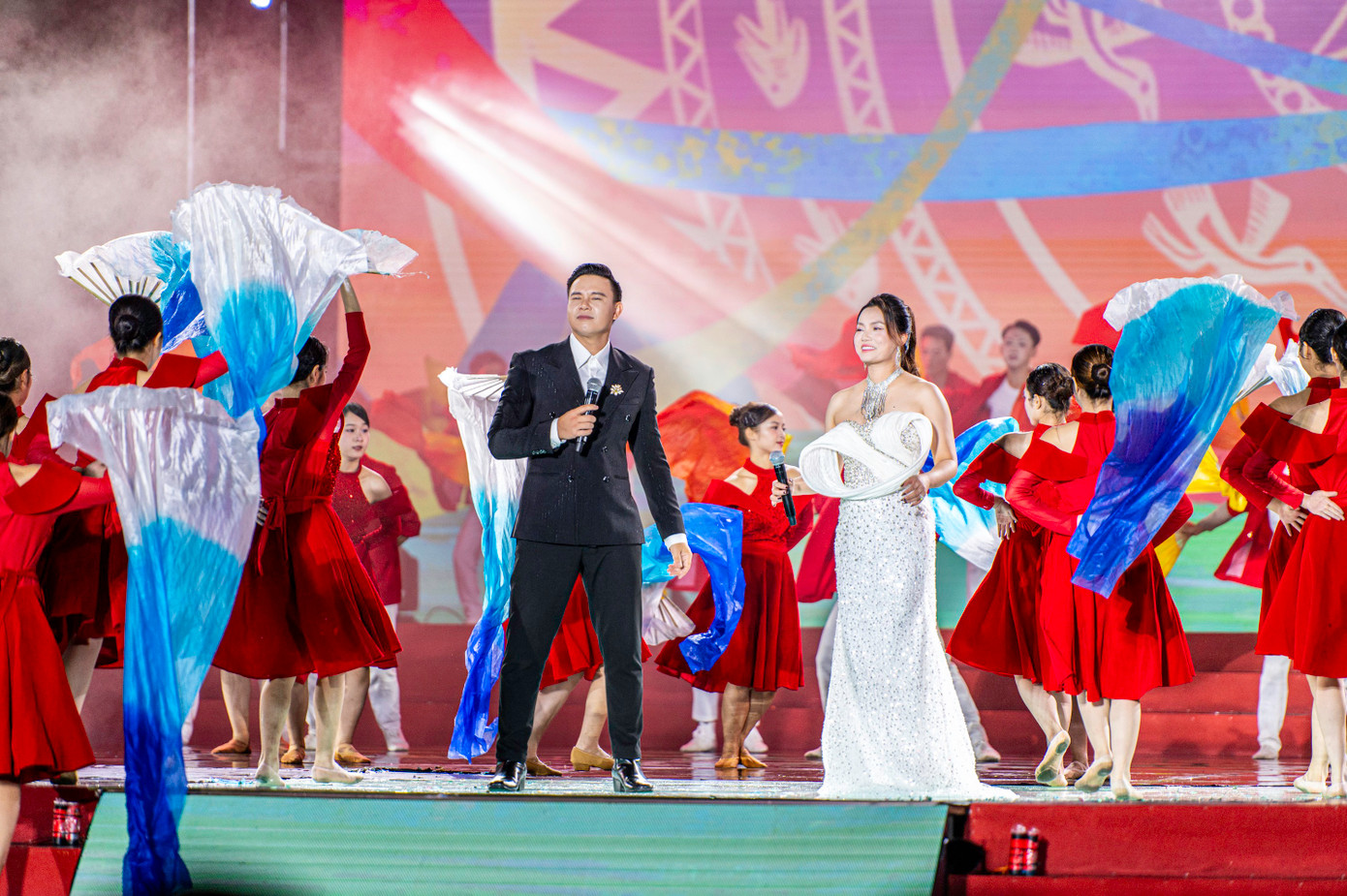 Chương trình đã mang đến một không gian nghệ thuật ấn tượng, tạo không khí phấn khởi chào mừng sự kiện chính trị lớn khi chính quyền địa phương 2 cấp chính thức đi vào hoạt động từ ngày 1/7, sẵn sàng cho một thời kỳ phát triển mới nhiều thách thức nhưng cũng đầy vinh quang đang chờ đón.