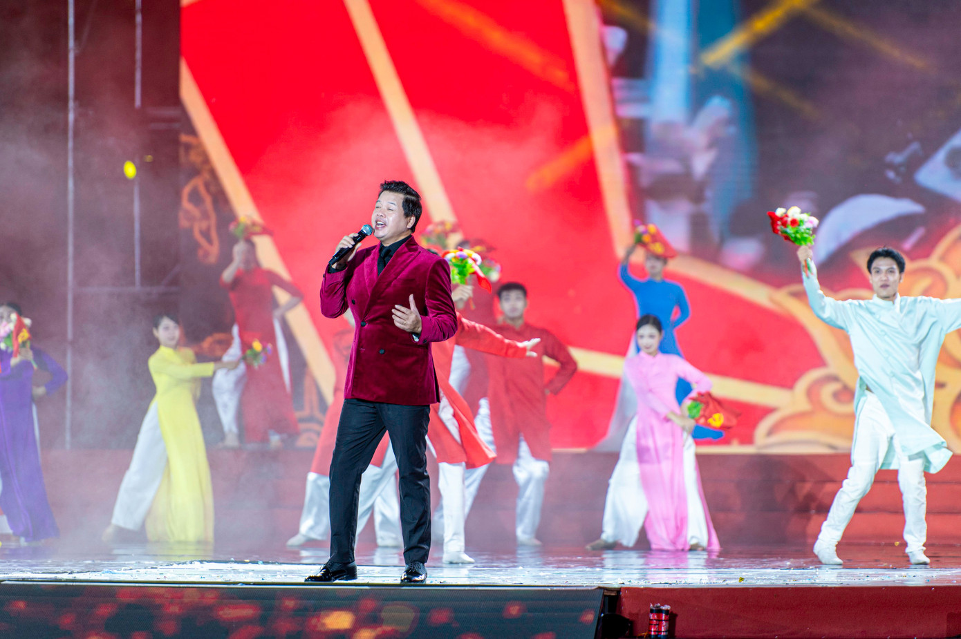 Không khí tưng bừng, nô nức của ngày đầu tiên đất nước bước vào kỷ nguyên mới được NSƯT Đăng Dương gửi gắm qua ca từ ý nghĩa của ca khúc &quot;Đất nước trọn niềm vui&quot;.