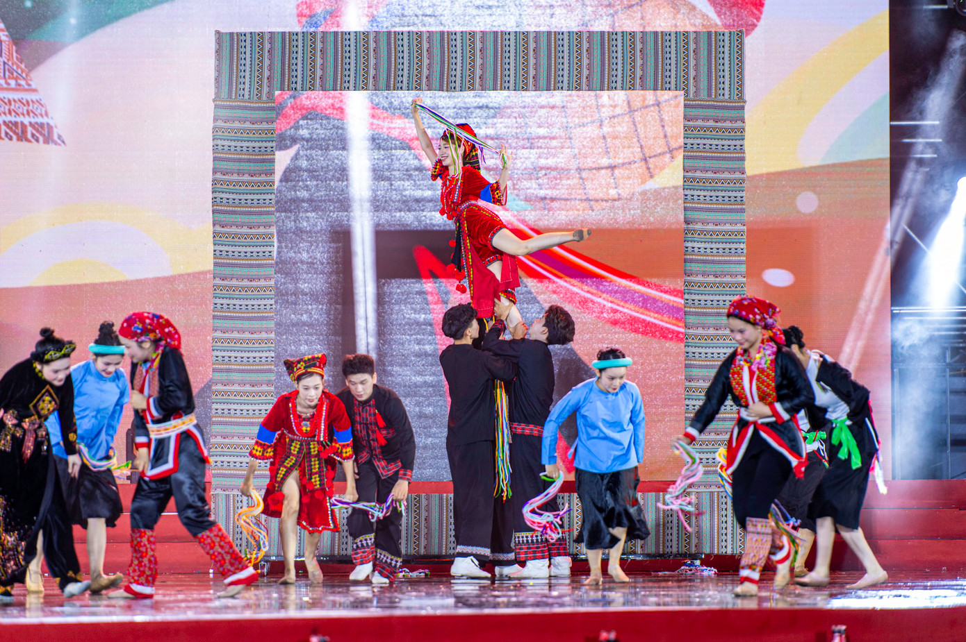 Sắc màu rực rỡ của các dân tộc Quảng Ninh được đưa lên sân khấu của chương trình nghệ thuật.