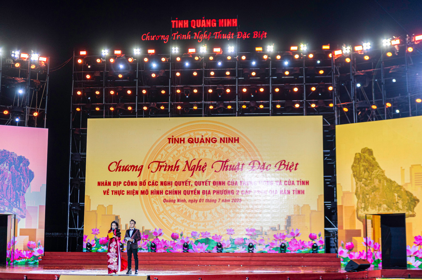 Tối 1/7, tại Quảng trường Sun Carnival, phường Bãi Cháy, đã diễn ra chương trình nghệ thuật đặc biệt với chủ đề “Quảng Ninh chung sức đồng lòng, vững bước tương lai”, chào mừng sự kiện chính thức đi vào vận hành mô hình chính quyền địa phương 2 cấp trên địa bàn tỉnh Quảng Ninh.