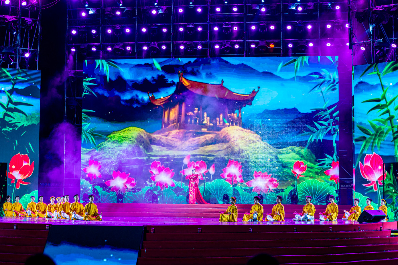 Ca sĩ Thu Thuỷ đã thổi hồn mình vào bài hát &quot;Cõi Thiêng&quot; (Linh thiêng Yên Tử), một sáng tác của nhạc sĩ Đỗ Hòa An, đưa người nghe lên đỉnh phù vân mây trắng, đắm mình trong không khí vừa linh thiêng, vừa thơ mộng của Yên Tử ngàn năm mây trắng.