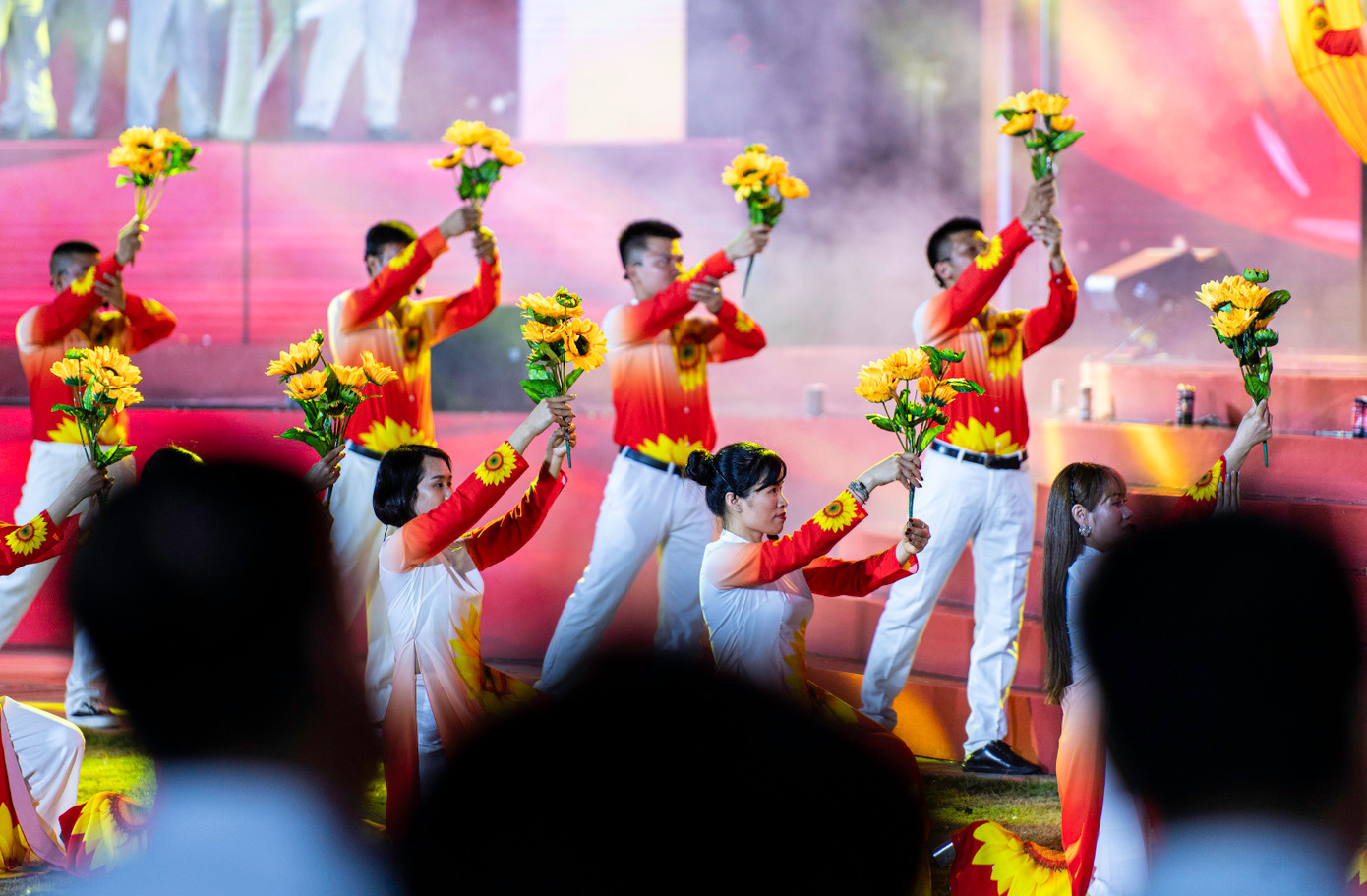 Chương trình đã mang đến một không gian nghệ thuật ấn tượng, tạo không khí phấn khởi chào mừng sự kiện chính trị lớn khi chính quyền địa phương 2 cấp chính thức đi vào hoạt động từ ngày 1/7, sẵn sàng cho một thời kỳ phát triển mới nhiều thách thức nhưng cũng đầy vinh quang đang chờ đón.