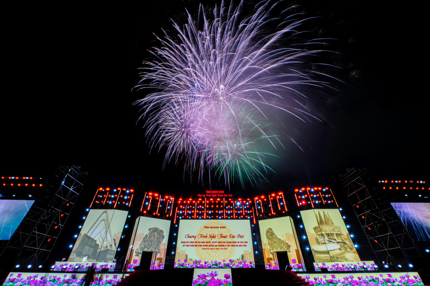 Kết thúc chương trình là màn pháo hoa tầm cao rực rỡ kéo dài 15 phút, mang đến những cảm xúc hân hoan và gửi gắm những kỳ vọng về một kỷ nguyên phát triển mới của tỉnh, của đất nước.